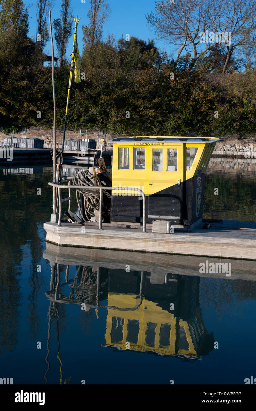 Francia, 2018, Francia, 2018, la riflessione di ormeggiate barche da pesca sul porto di acqua. Foto Stock