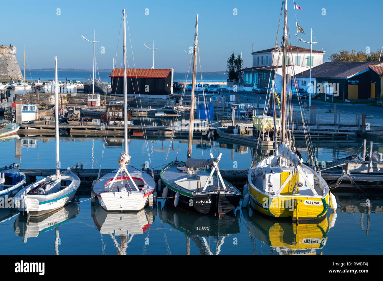 Francia, 2018, Francia, 2018, la riflessione di ormeggiate barche da pesca sul porto di acqua. Foto Stock