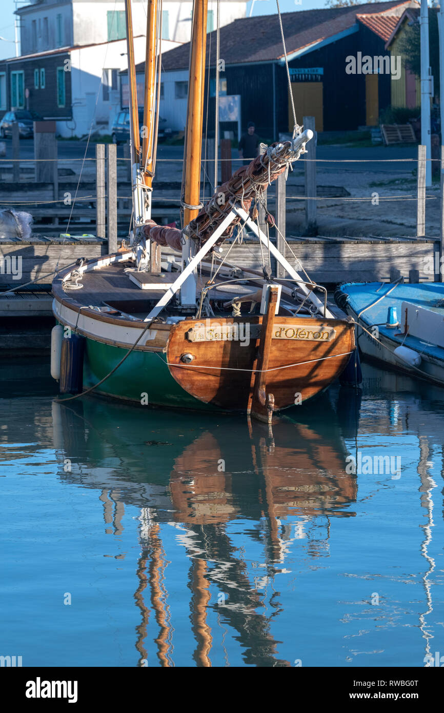 Francia, 2018, Francia, 2018, la riflessione di ormeggiate barche da pesca sul porto di acqua. Foto Stock