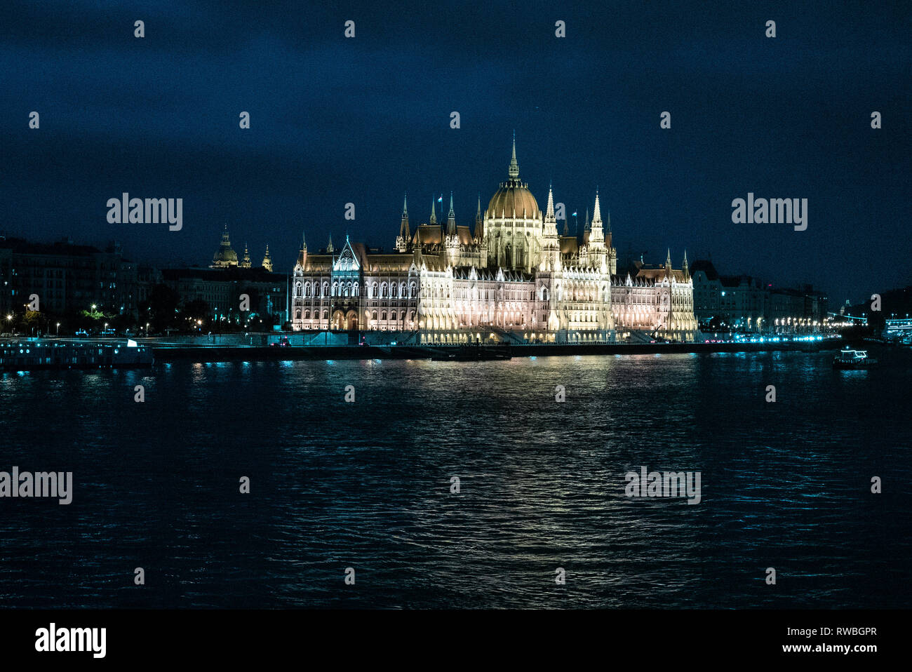 Il Parlamento ungherese edificio nel tiro a Budapest lungo il Danubio di notte. Foto Stock