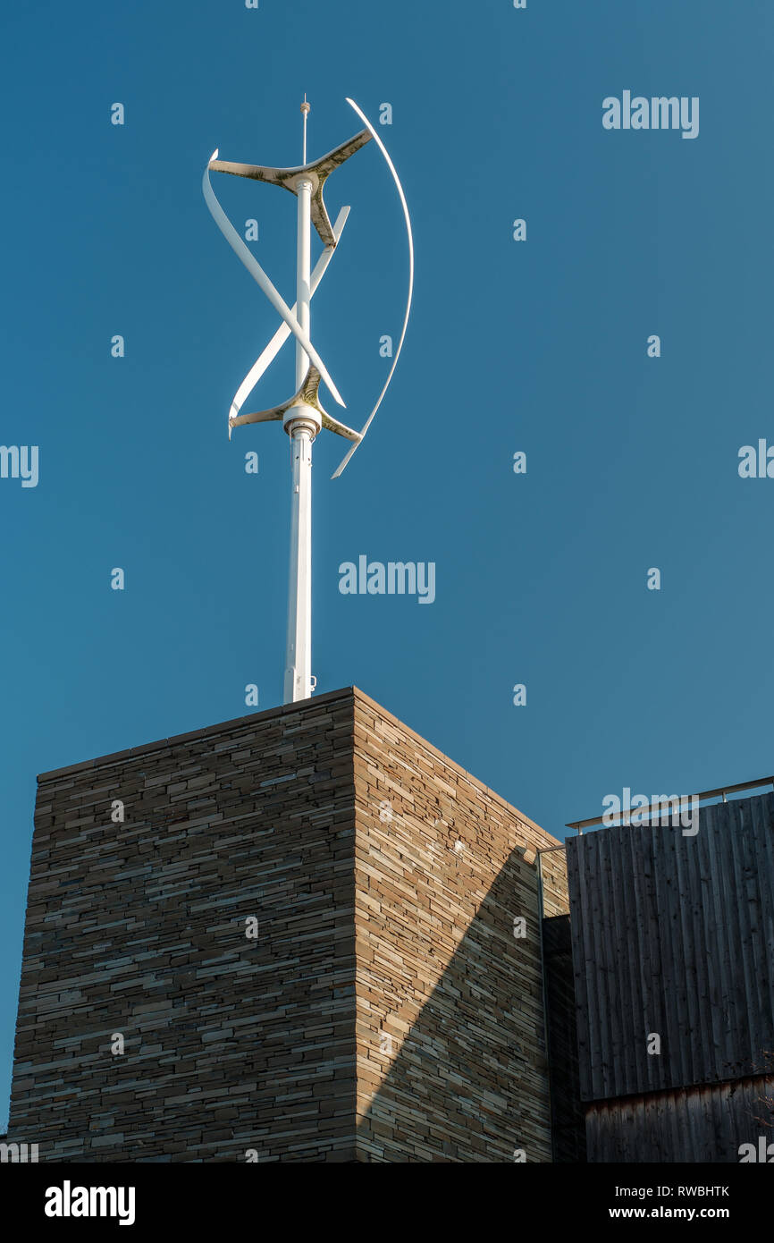 Una spirale per monitor del vento sulla parte superiore del Royal Botanic Garden in una giornata di sole con un cielo azzurro, Edimburgo, Scozia Foto Stock