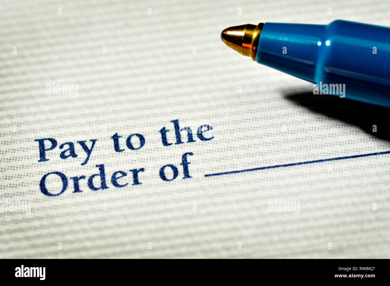 Pagare le bollette e fare soldi con un controllo e una penna Foto Stock