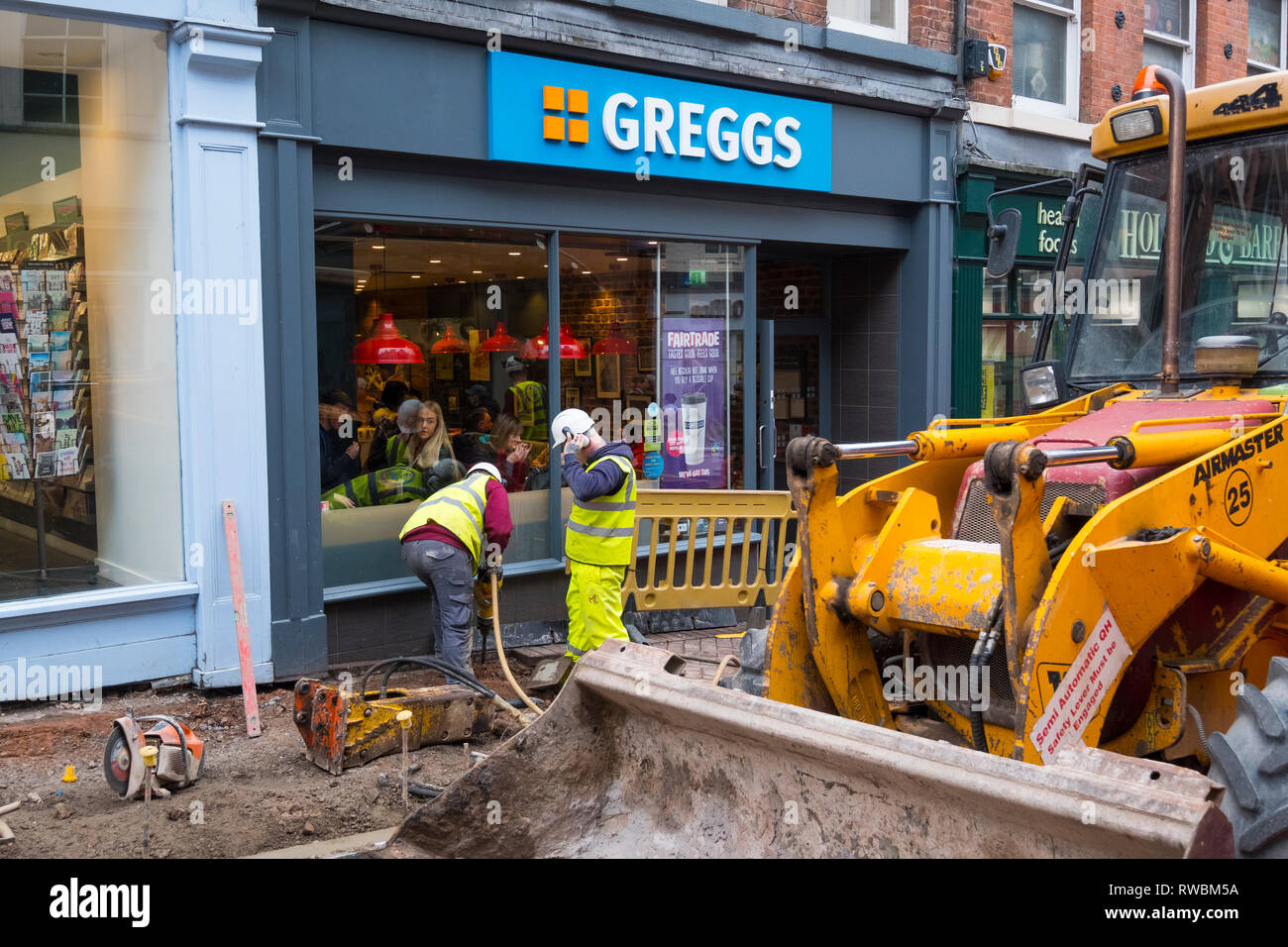 Operai scavando fuori Greggs Bakery Shop in Pride Hill, Shrewsbury, Shropshire, Inghilterra, Regno Unito Foto Stock
