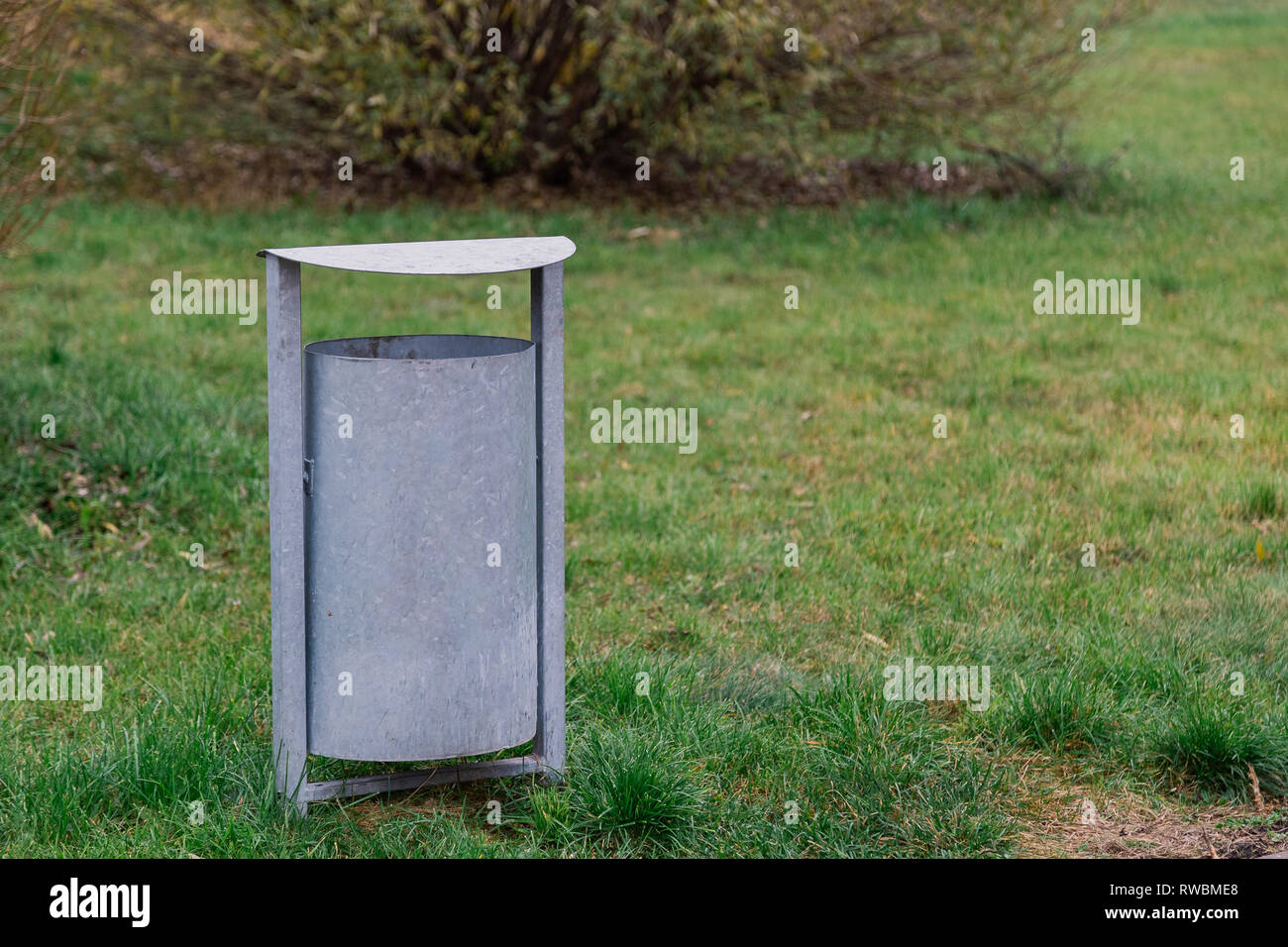 Urna di ferro sull'erba nel parco. Foto Stock