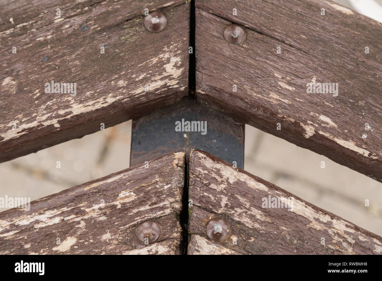 Marrone a strisce di legno da una panchina nel parco. Assi di legno dello sfondo. Foto Stock