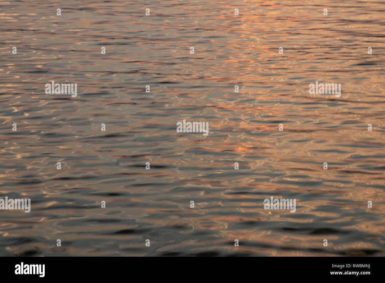 Increspature durante il tramonto a Pewaukee Lake. Pewaukee, WI. Agosto 2018 Foto Stock