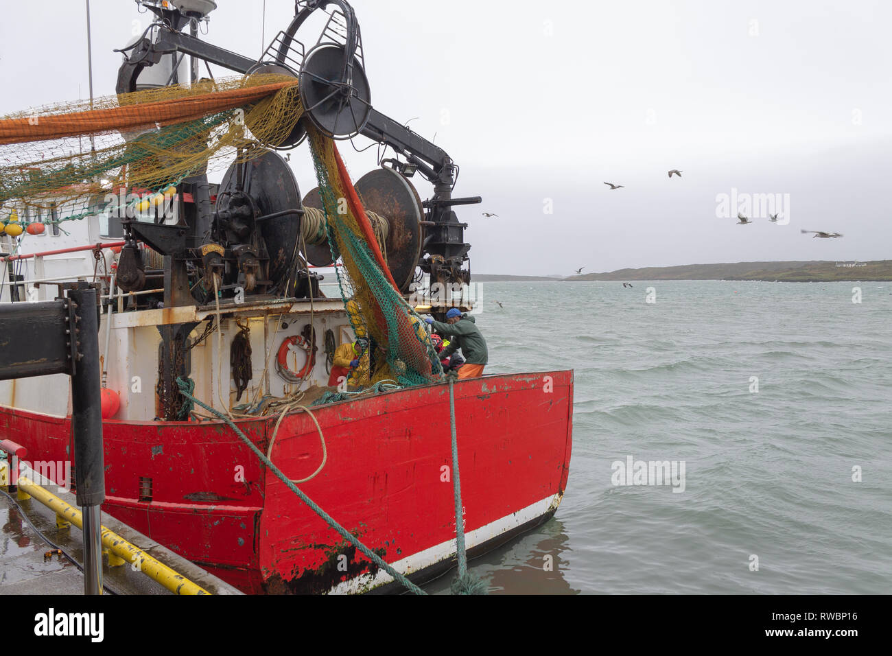 Rete a strascico di essere caricato a bordo di un peschereccio. Foto Stock