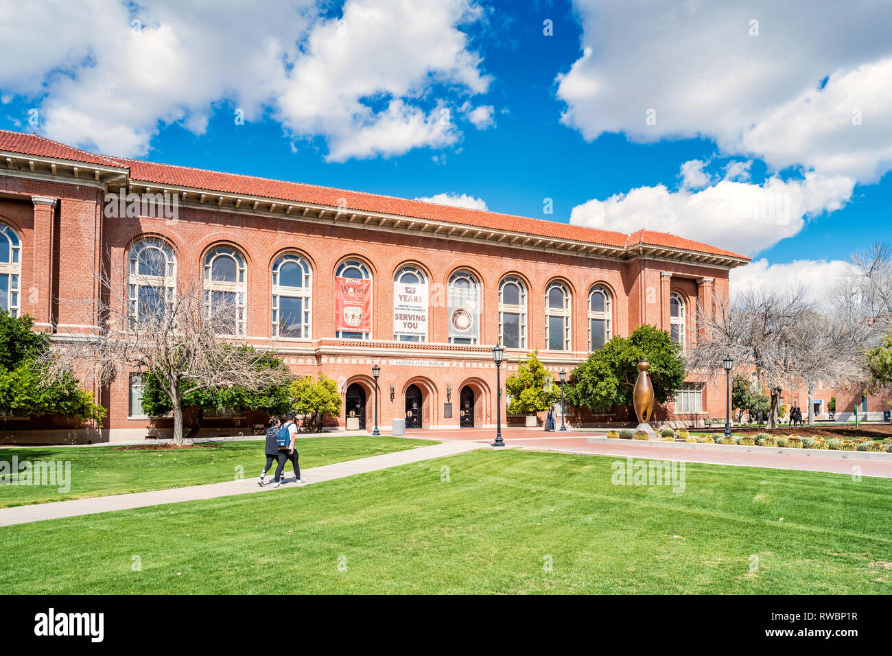 Gli studenti a piedi nella parte anteriore della stampante Arizona Museo di Stato sull'Università di Arizona Campus in Tucson in Arizona USA Foto Stock