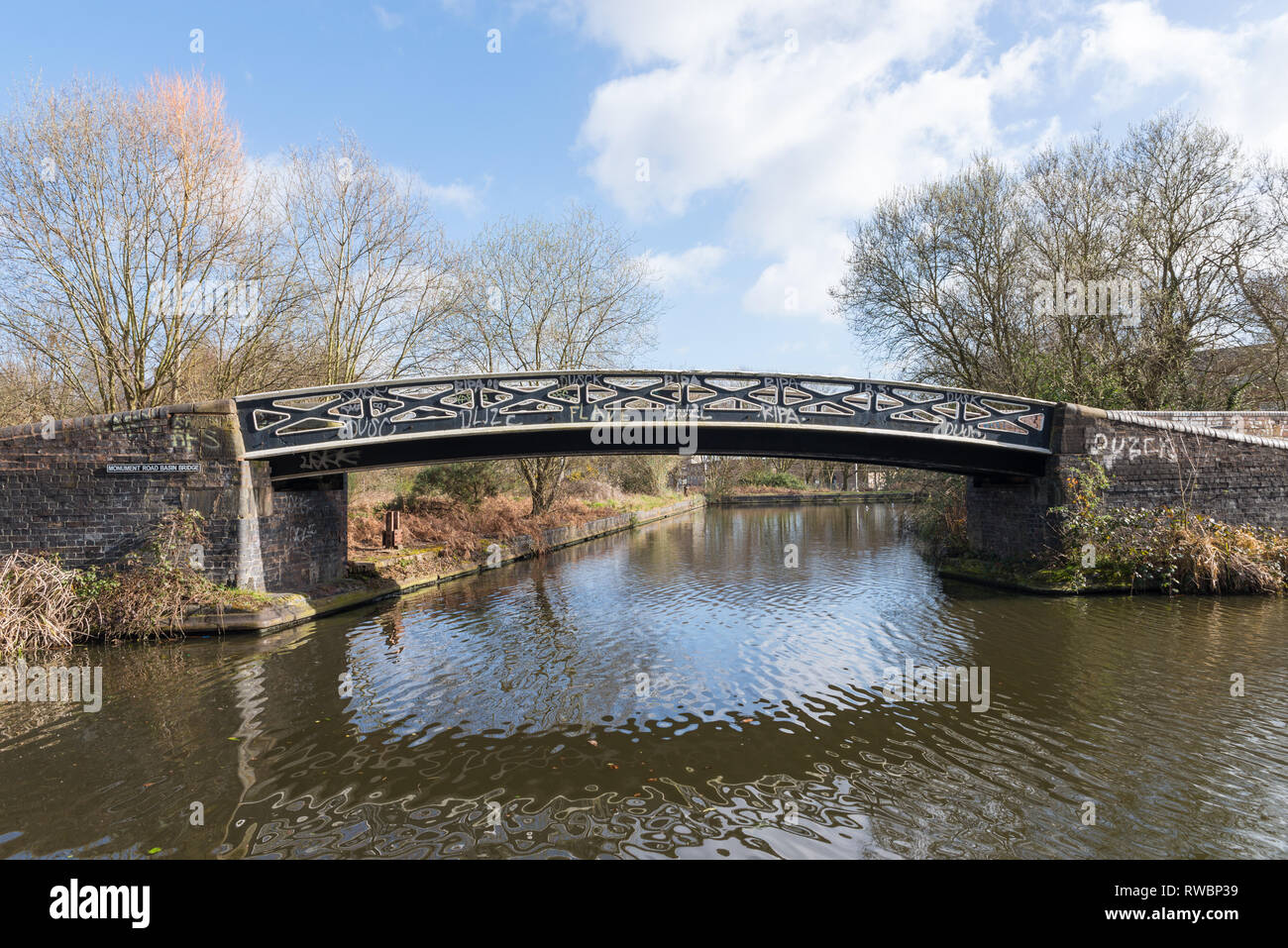 Il Birmingham Canal vecchia linea che corre attraverso il Birmingham interna del distretto della città di Ladywood che è in corso la rigenerazione Foto Stock