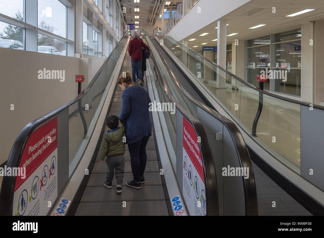 Donna e bambino su un Escalator Foto Stock