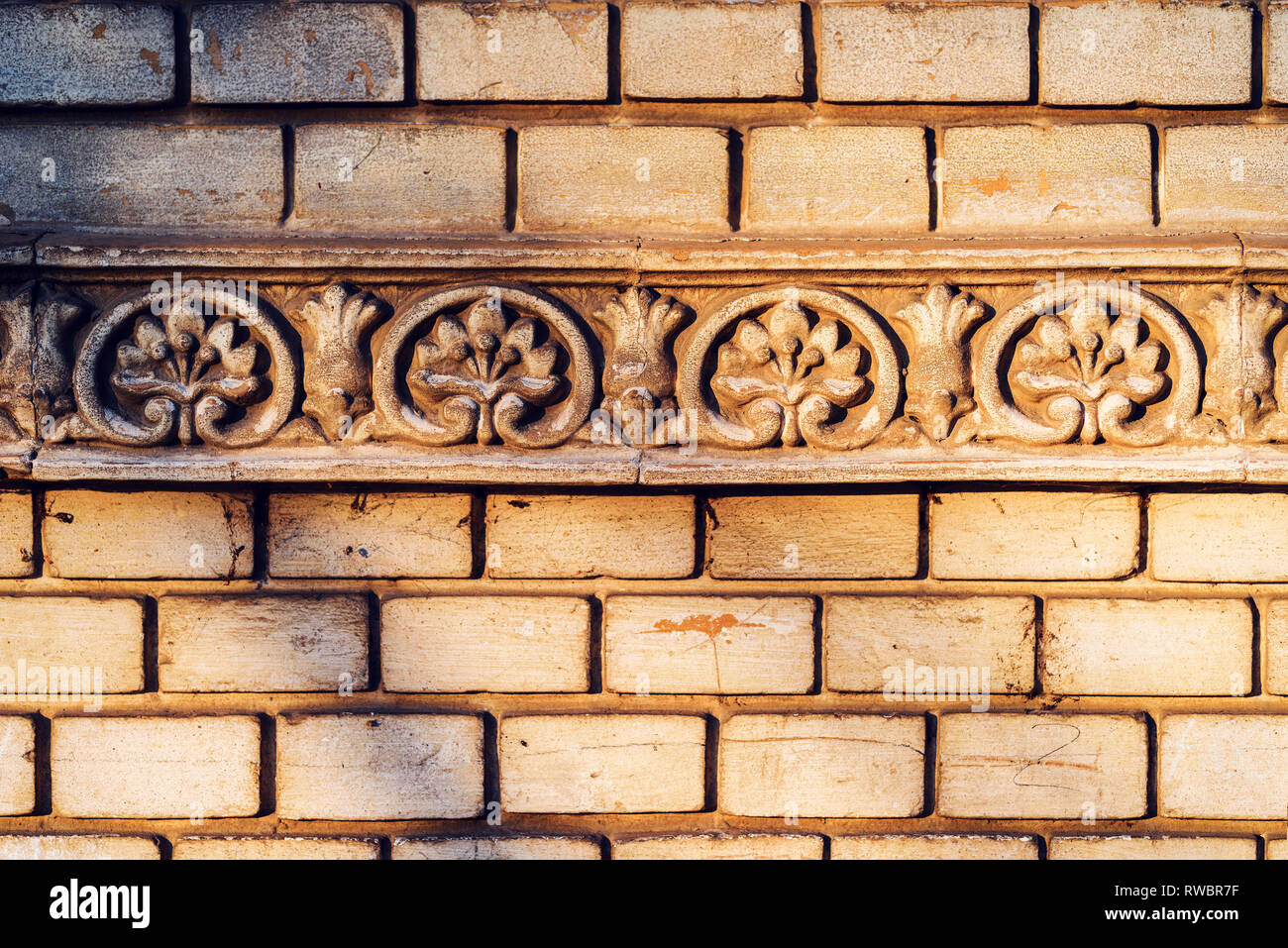 Vecchia parete spiovente ornamento in stucco dettaglio chiudere fino Foto Stock