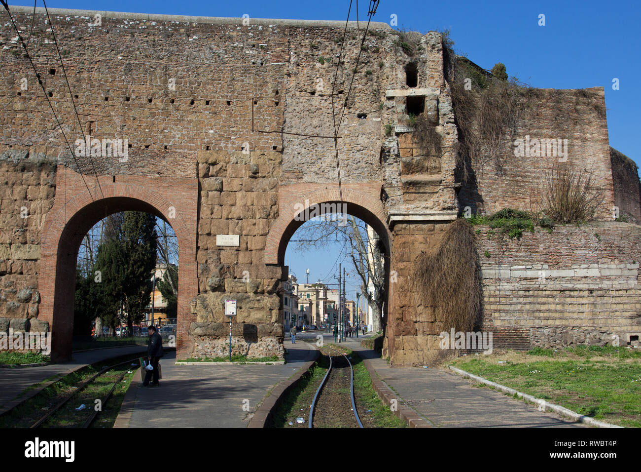 Dettaglio dell'Aqua Marcia, Tepula e Iulia acquedotti a Porta Maggiore (più grande porta) - Roma Foto Stock