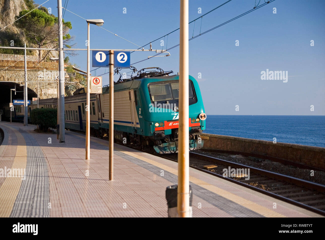 Di Genova il treno arriva a Manarola dell'Italia Cinque Terre Foto Stock