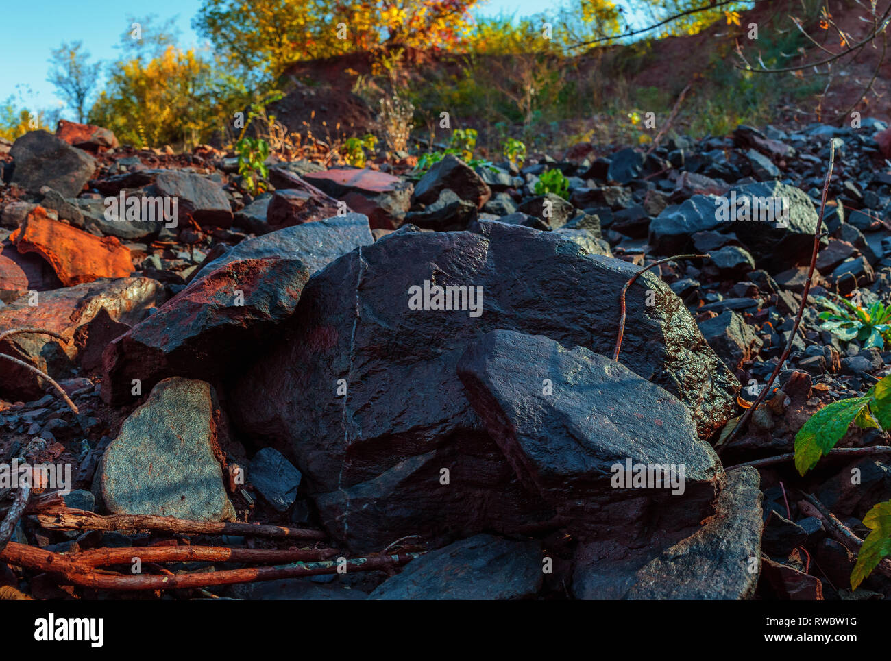 Una pesante le rocce su la natura in autunno sfondo del paesaggio. Pesanti ciottoli grigio giacente a terra. Razza di terra sgretolarsi in background. Kriviy Rih, Ucraina Foto Stock