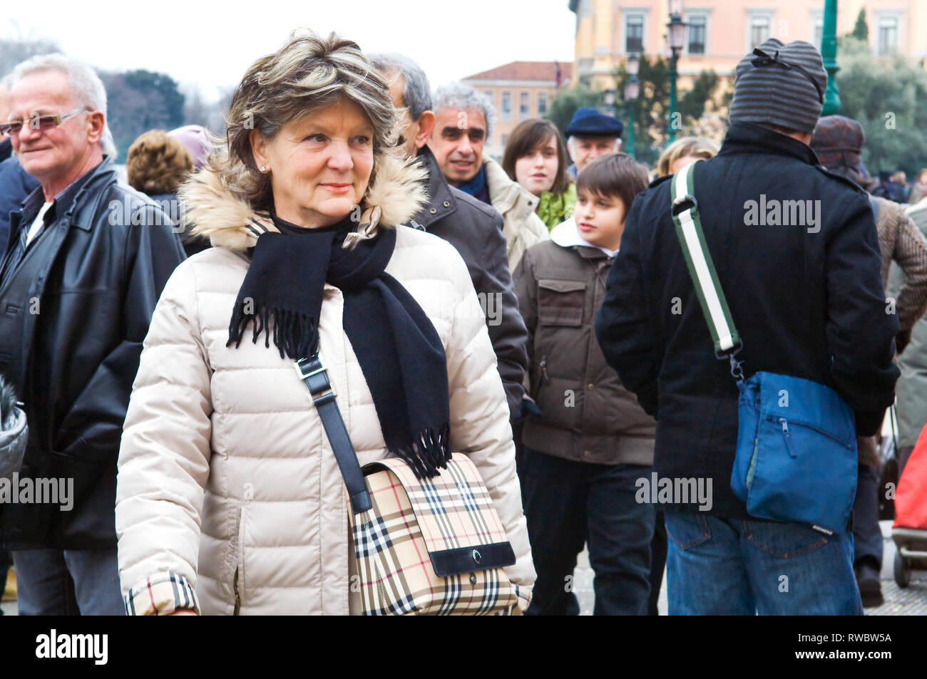 Donna con la borsa di burberry immagini e fotografie stock ad alta  risoluzione - Alamy