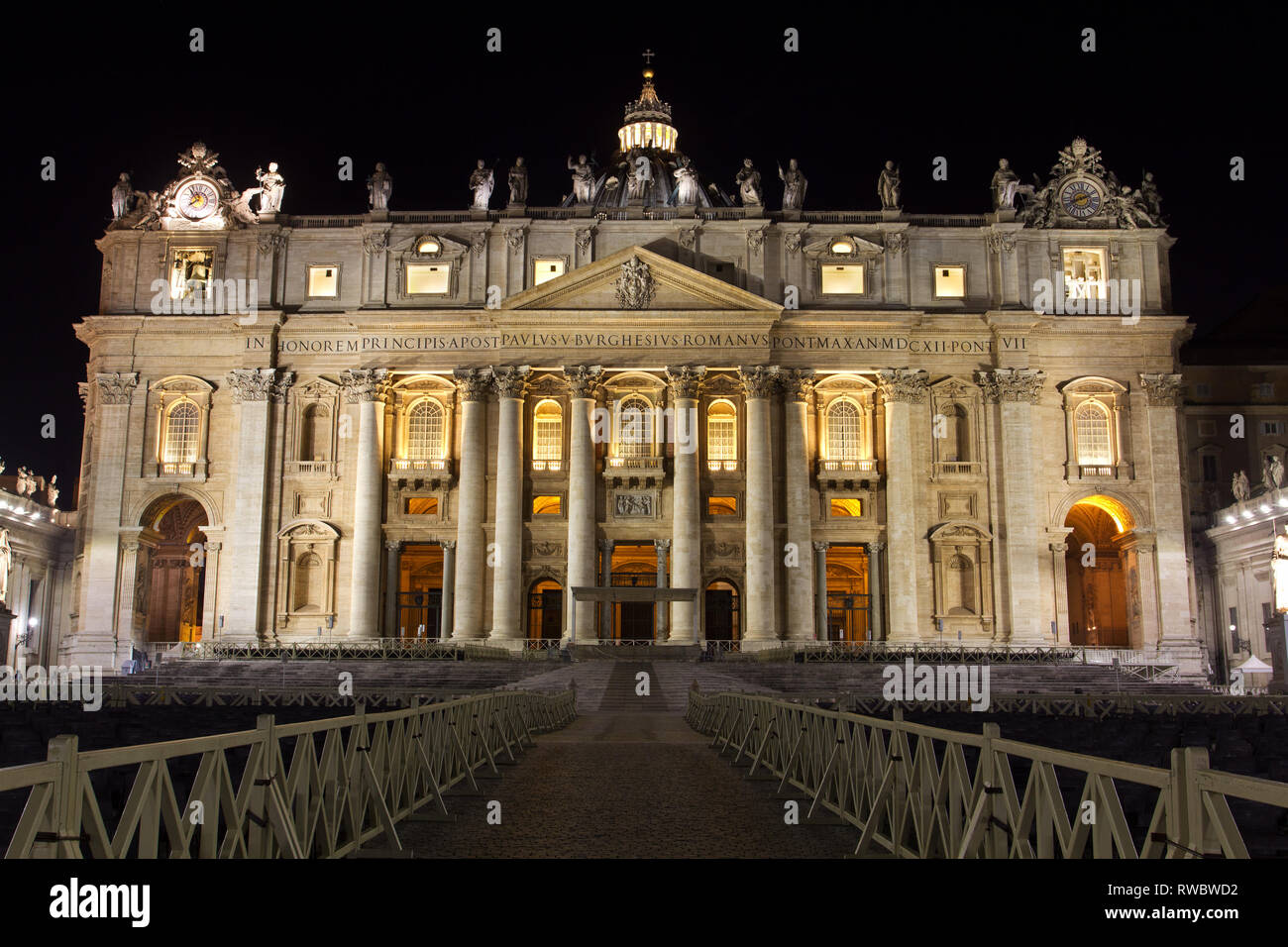 Vista frontale della facciata principale della Basilica di San Pietro durante la notte - (Basilica di san Pietro - Città del Vaticano - Roma Foto Stock
