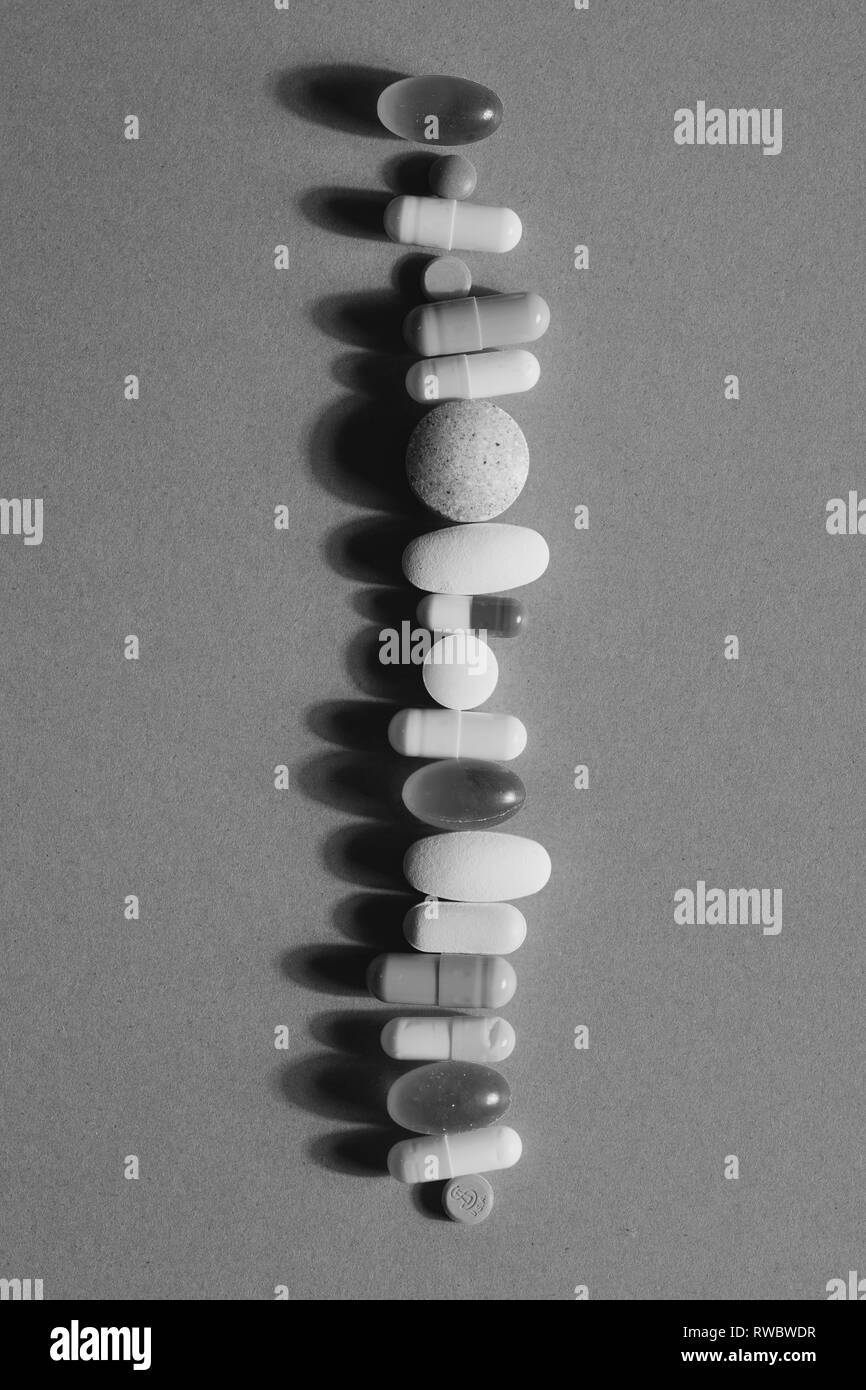 Varietà di pillole in una riga in bianco e nero Foto Stock