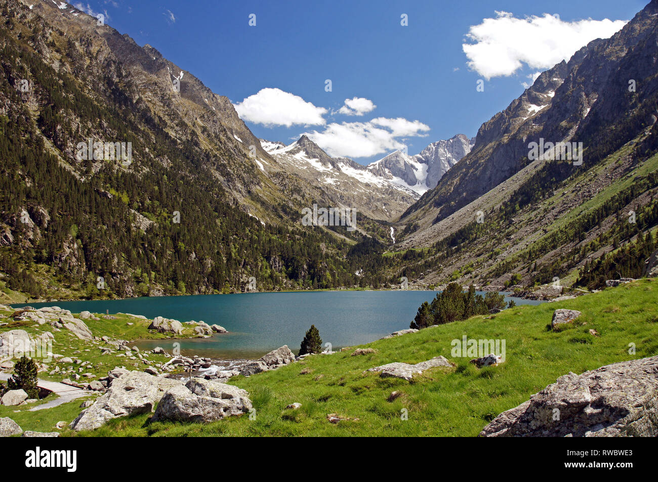 Il bellissimo Lac de Gaube nei Pirenei francesi Foto Stock