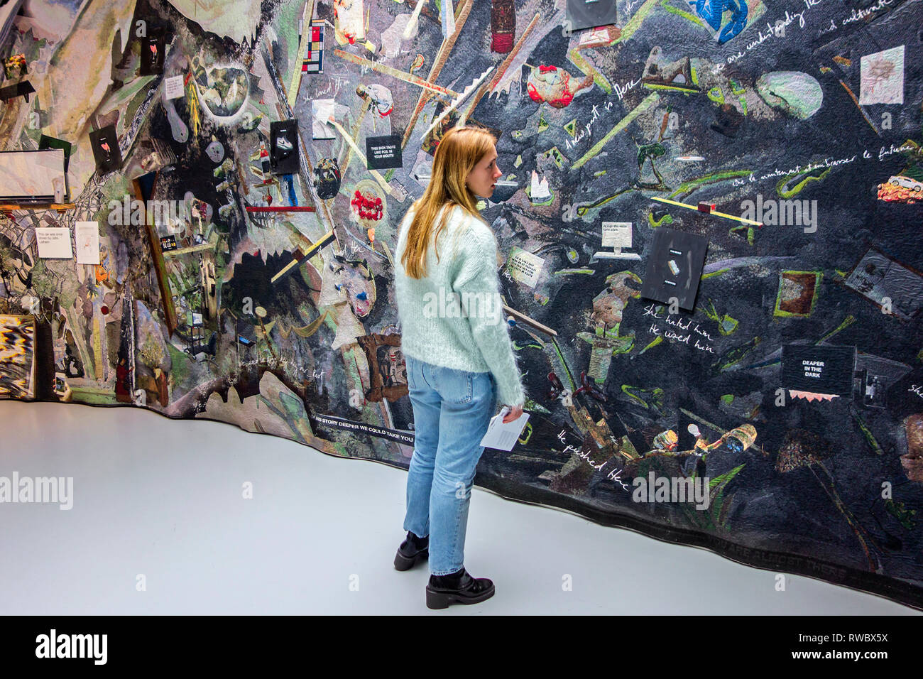 Visitatore in cerca di opere di arte moderna in MuHKA / Museo van Hedendaagse Kunst / Museo di Arte Contemporanea nella città di Anversa in Belgio Foto Stock