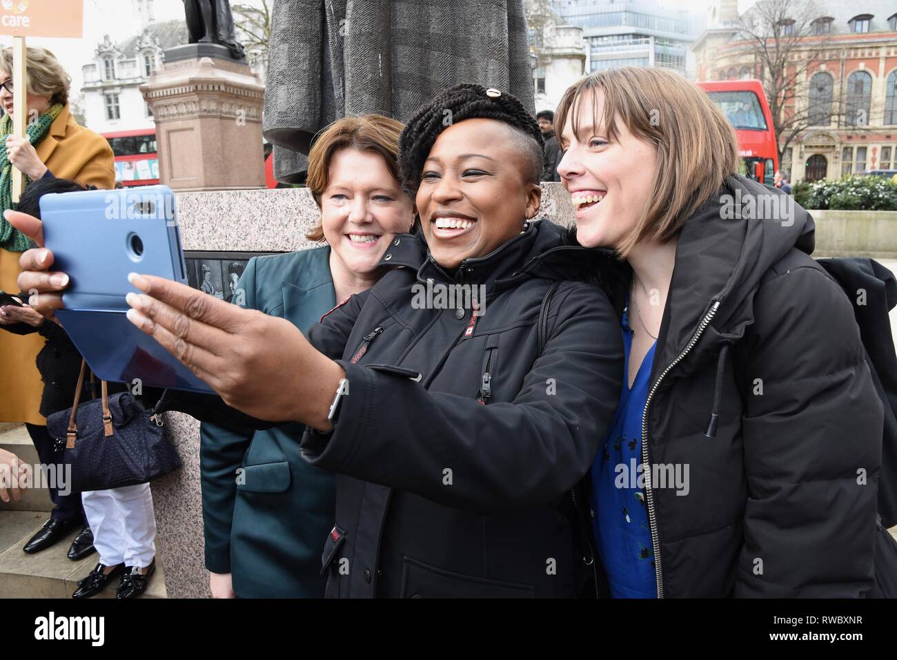 5 Mar 2019. Maria Miller MP, Dr Shola Mos-Shogbamimu,Jess Phillips MP ha preso un selfie.molestie sul posto di lavoro giorno di azione, la piazza del Parlamento, London.UK Credit: Michael melia/Alamy Live News Foto Stock
