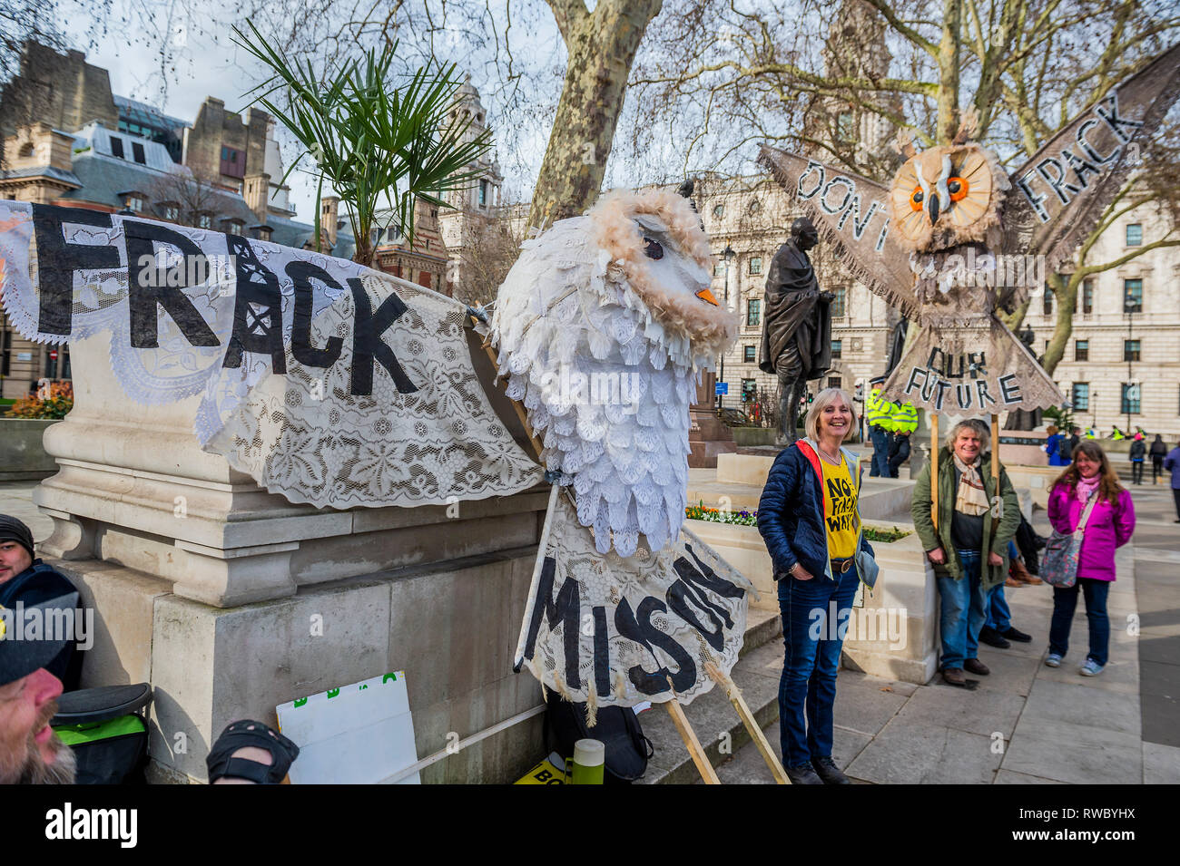 Londra, Regno Unito. 5 Mar 2019. Un anti fracking protesta highlights teh pericolo per un sito di grande interesse scientifico nei pressi di un sito fracking a molle di missione, ennesima Nottinghamshire. Essa è la casa di tutte e 5 le specie di British gufi e altri uccelli, molte delle quali sono in via di estinzione Credito: Guy Bell/Alamy Live News Foto Stock