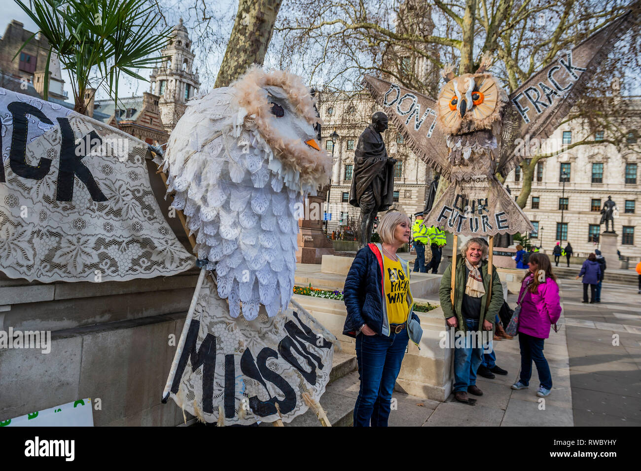 Londra, Regno Unito. 5 Mar 2019. Un anti fracking protesta highlights teh pericolo per un sito di grande interesse scientifico nei pressi di un sito fracking a molle di missione, ennesima Nottinghamshire. Essa è la casa di tutte e 5 le specie di British gufi e altri uccelli, molte delle quali sono in via di estinzione Credito: Guy Bell/Alamy Live News Foto Stock