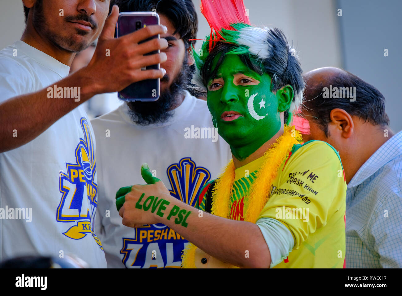 Abu Dhabi, negli Emirati Arabi Uniti. 5 Mar 2019. Il Pakistan Super League 2019/ PSL Cricket Fan volto dipinto con bandiera pakistana al Sheikh Zayed Cricket Stadium Abu Dhabi. Credito: Fahd Khan/Alamy Live News Foto Stock