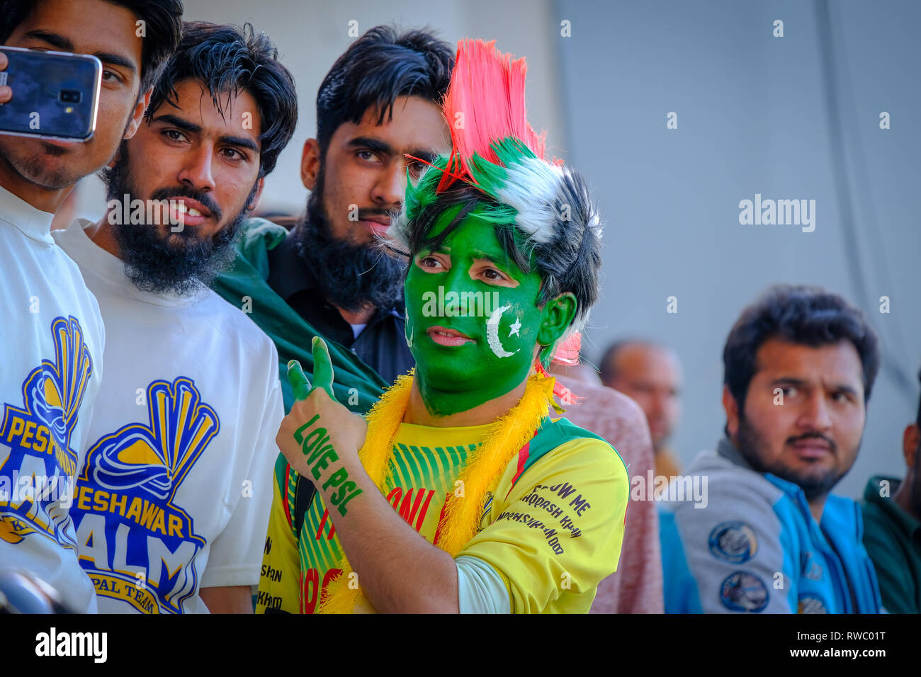 Abu Dhabi, negli Emirati Arabi Uniti. 5 Mar 2019. Il Pakistan Super League 2019/ PSL Cricket Fan volto dipinto con bandiera pakistana al Sheikh Zayed Cricket Stadium Abu Dhabi. Credito: Fahd Khan/Alamy Live News Foto Stock