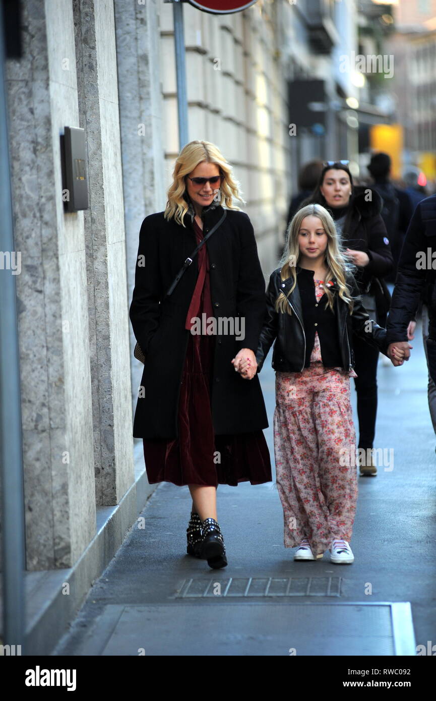 Milano, Valeria Mazza e la famiglia al centro del modello argentino attrice  Valeria Mazza, sorpreso mentre sul set (cieco) per girare un video di moda  e con sua figlia TAINA. Nel pomeriggio,