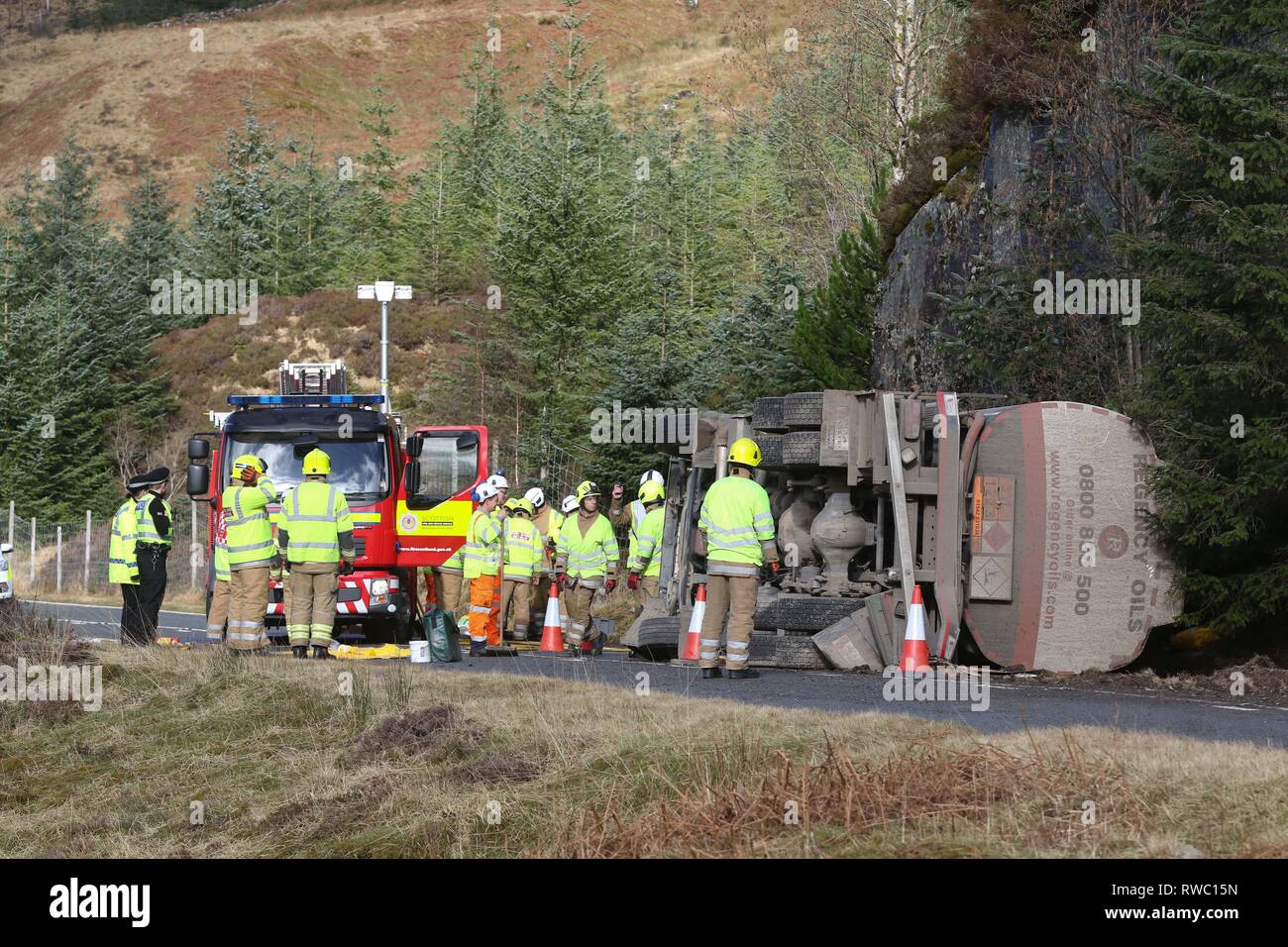 Inverness, Scotland, Regno Unito. 05 Mar, 2019. 5 Marzo 2019: un carburante camion che trasportano diesel rosso ribaltata sulla A87, che conduce alla strada di essere chiuso per diverse ore come i vigili del fuoco hanno lavorato per contenere le perdite di combustibile. Il conducente del veicolo è stato preso per Ospedale Raigmore in Inverness con un braccio del pregiudizio. Credito Foto: Andrew Smith/Alamy Live News Foto Stock