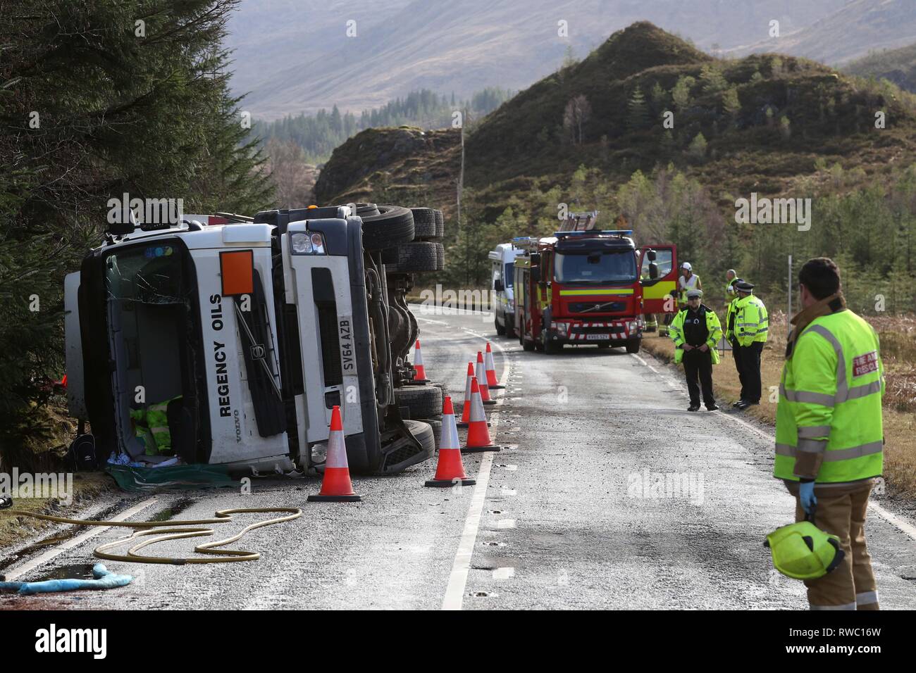 Inverness, Scotland, Regno Unito. 05 Mar, 2019. 5 Marzo 2019: un carburante camion che trasportano diesel rosso ribaltata sulla A87, che conduce alla strada di essere chiuso per diverse ore come i vigili del fuoco hanno lavorato per contenere le perdite di combustibile. Il conducente del veicolo è stato preso per Ospedale Raigmore in Inverness con un braccio del pregiudizio. Credito Foto: Andrew Smith/Alamy Live News Foto Stock