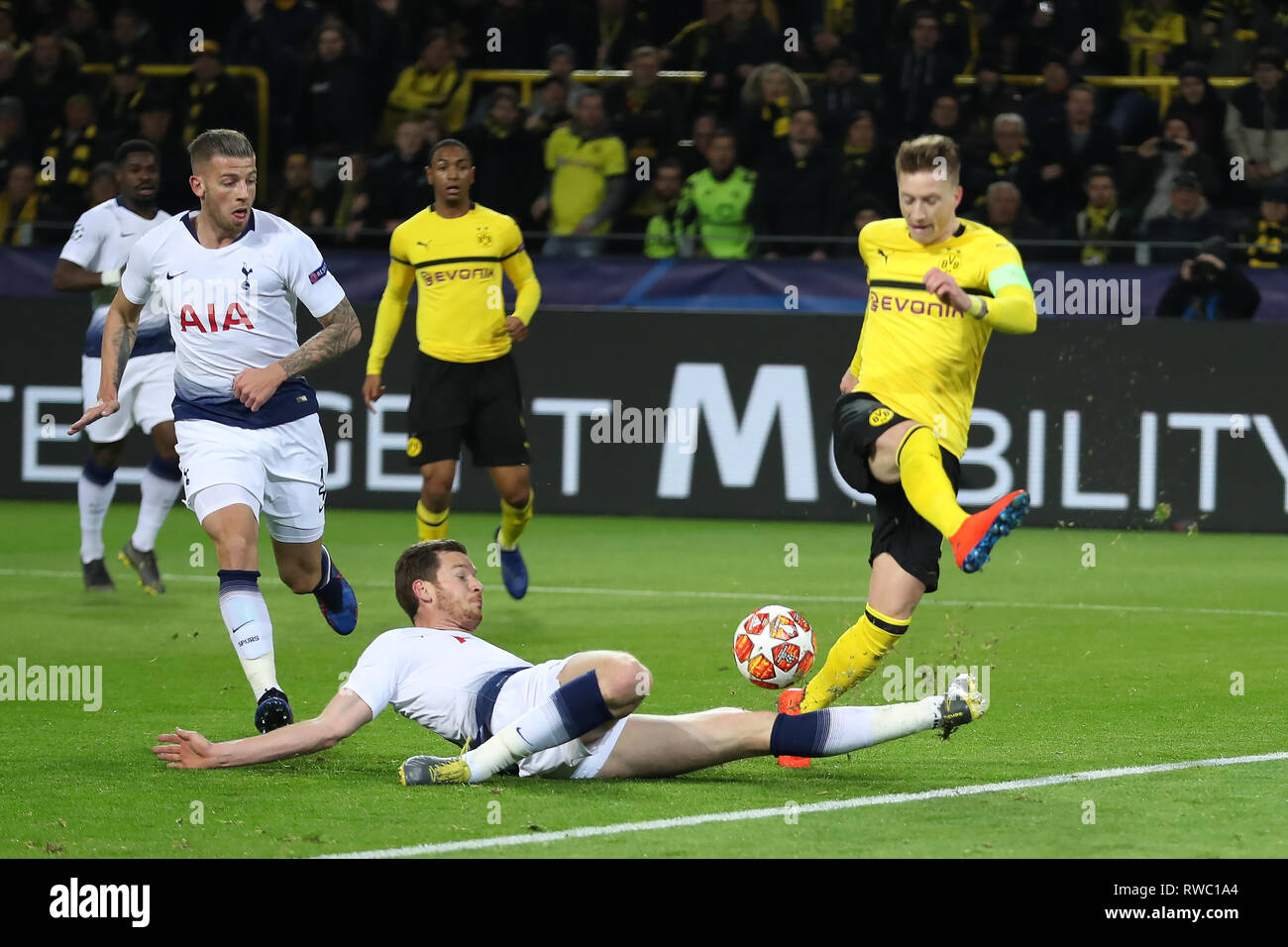 Westfalenstadion, Dortmund, Germania. Mar 5, 2019. UEFA Champions League Football, round del 16, la seconda gamba, Borussia Dortmund contro il Tottenham Hotspur; Jan Vertonghen del Tottenham Hotspur blocca il tiro in porta da Marco Reus del Borussia Dortmund Credito: Azione Sport Plus/Alamy Live News Foto Stock