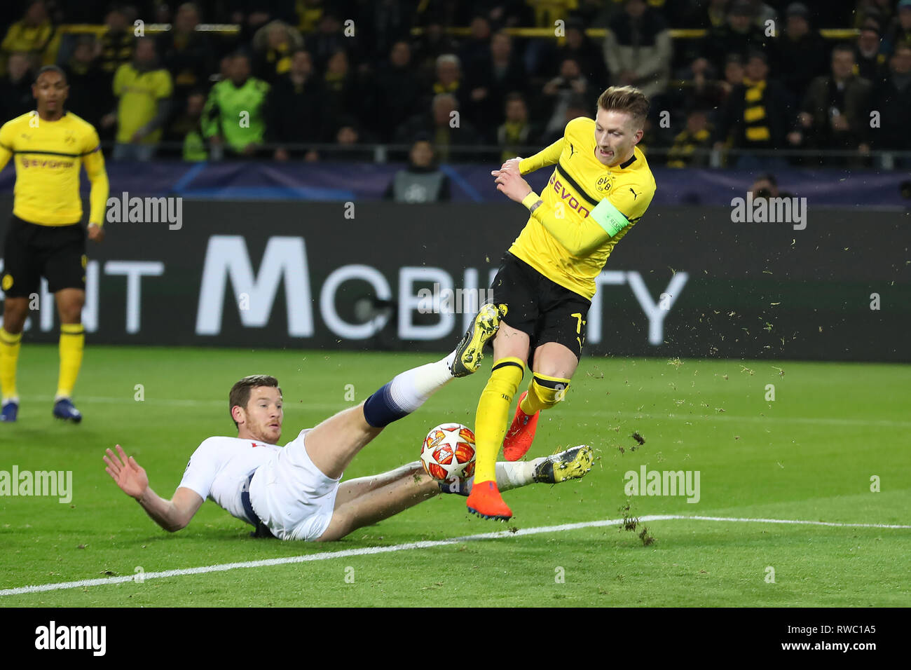 Westfalenstadion, Dortmund, Germania. Mar 5, 2019. UEFA Champions League Football, round del 16, la seconda gamba, Borussia Dortmund contro il Tottenham Hotspur; Jan Vertonghen del Tottenham Hotspur blocca il tiro in porta da Marco Reus del Borussia Dortmund Credito: Azione Sport Plus/Alamy Live News Foto Stock