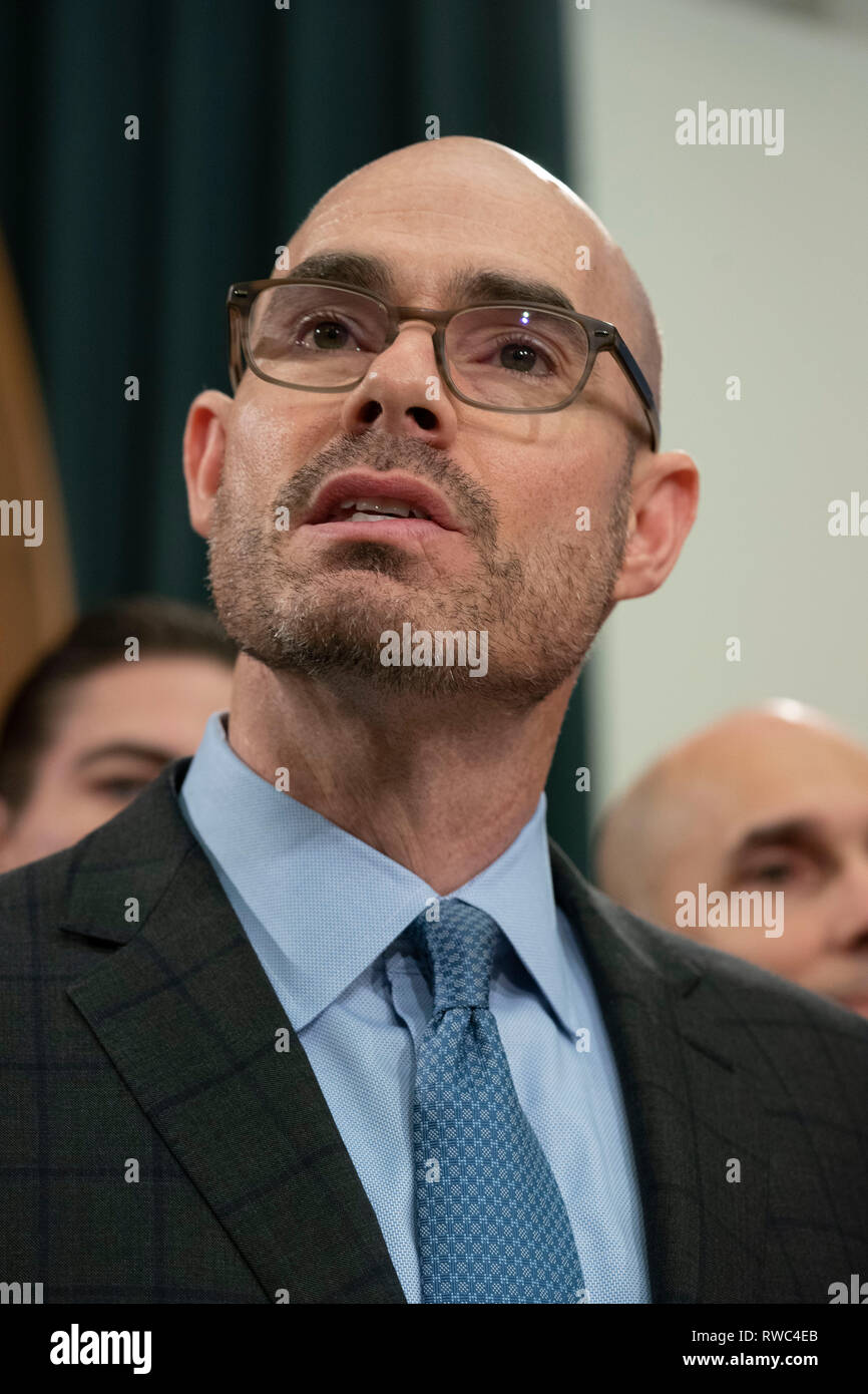 Altoparlante del Texas della casa Dennis Bonnen, R-Angleton, dettagli una scuola delle finanze piano di spesa nel corso di una conferenza stampa presso il Campidoglio del Texas ad Austin. Foto Stock