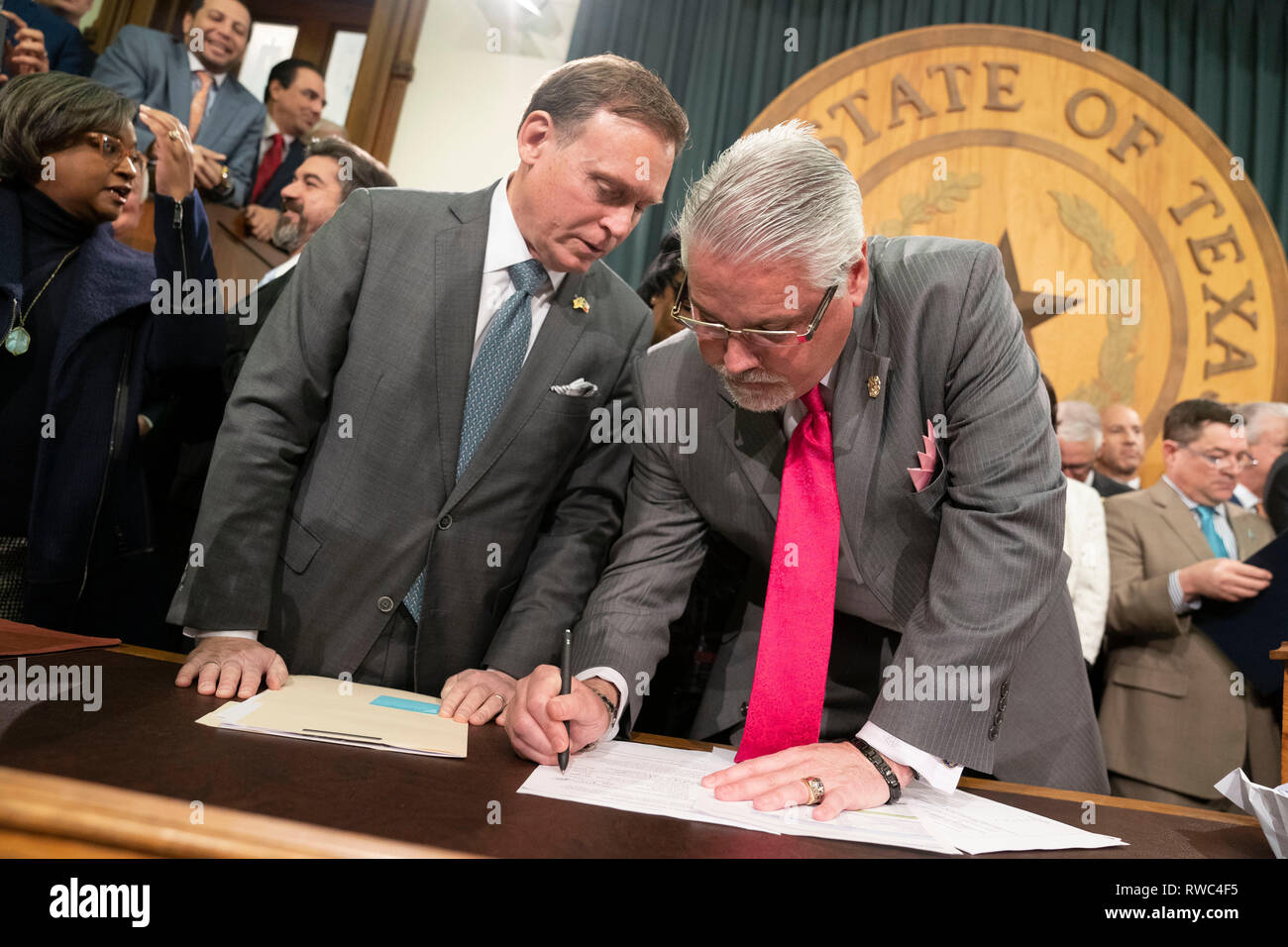 Texas Casa Pubblica Istruzione Comitato presidente Dan Huberty, R-Houston (centro) si prepara per una conferenza stampa presso il Campidoglio del Texas per discutere i dettagli di un progetto di $ 9 miliardi di pubblica istruzione piano di spesa. Sost. John Zerwas, R-Fort Bend, è a Huberty di lato. Foto Stock