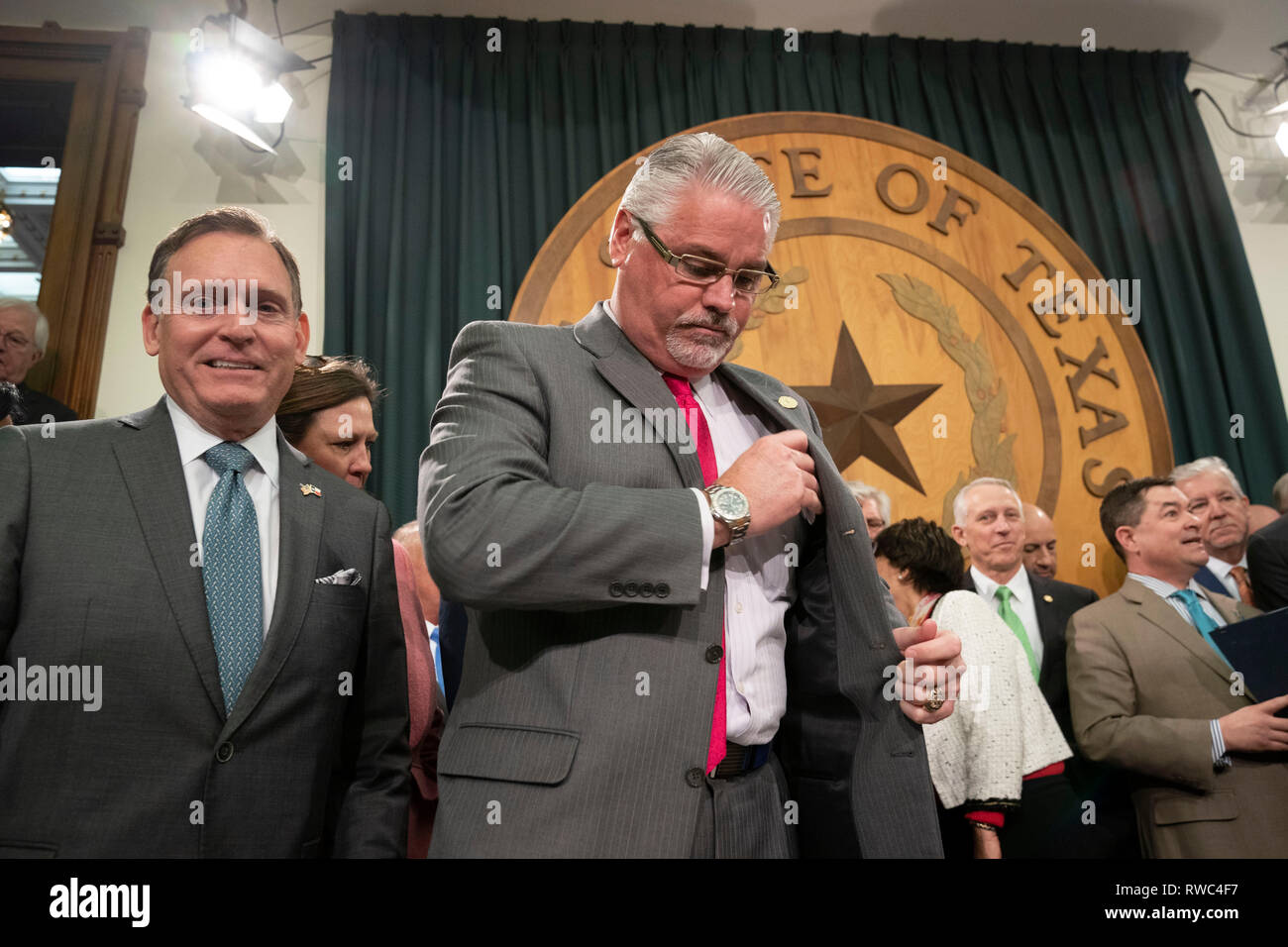 Texas Casa Pubblica Istruzione Comitato presidente Dan Huberty, R-Houston (centro) si prepara per una conferenza stampa presso il Campidoglio del Texas per discutere i dettagli di un progetto di $ 9 miliardi di pubblica istruzione piano di spesa. Sost. John Zerwas, R-Fort Bend, è a Huberty di lato. Foto Stock