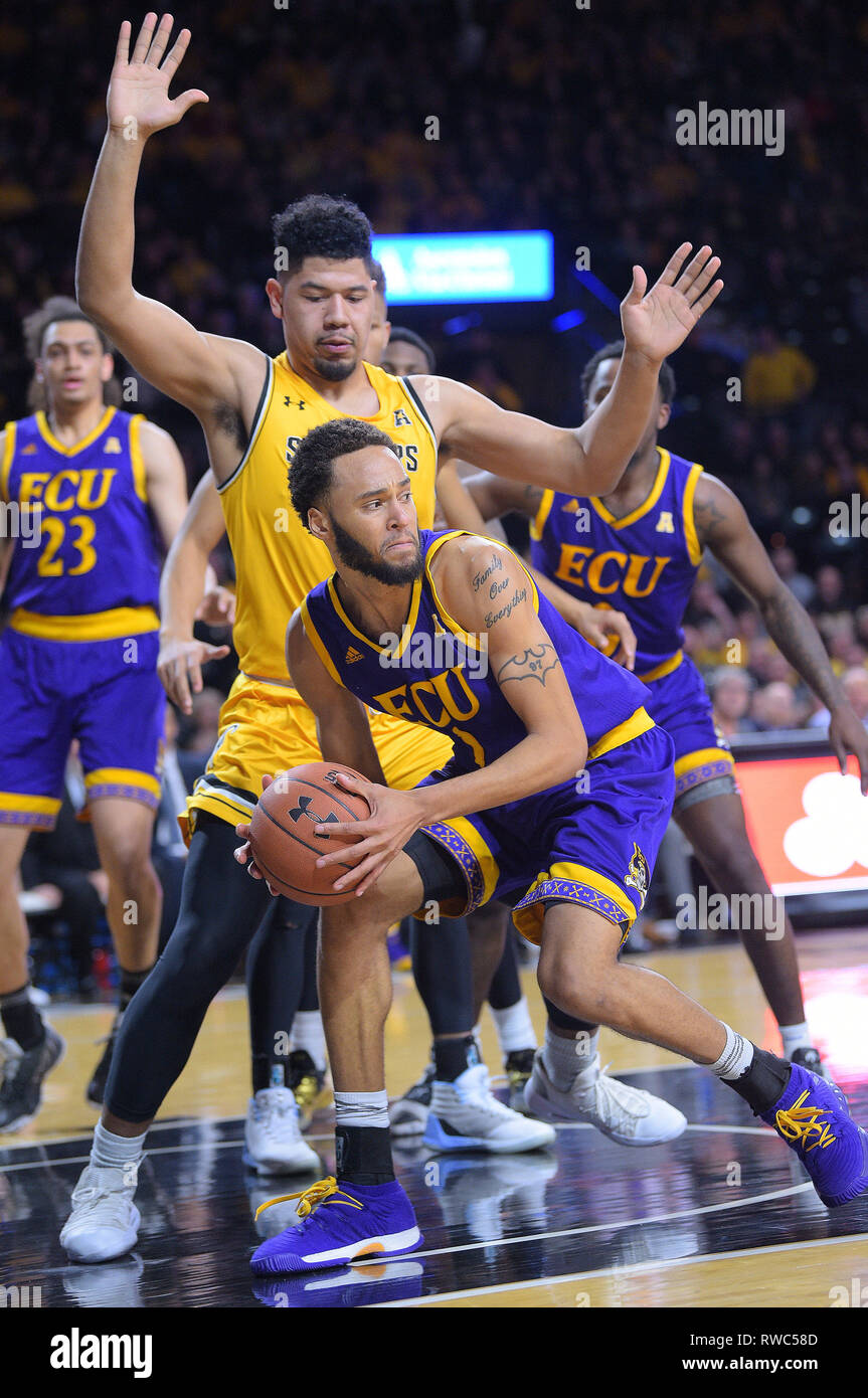 Wichita, Kansas, Stati Uniti d'America. 05 Mar, 2019. East Carolina guardia dei pirati Isacco Fleming (0) preleva i suoi dribbling durante il NCAA Pallacanestro tra la ECU pirati e Wichita State Shockers a Charles Koch Arena di Wichita, Kansas. Kendall Shaw/CSM/Alamy Live News Foto Stock