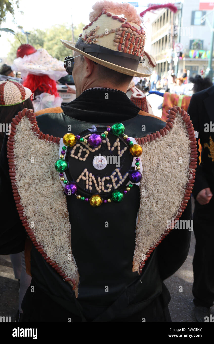 New Orleans, Louisiana, Stati Uniti d'America. 4 Marzo, 2019. Masqueraders con il Krewe di fagioli rossi indossare vesti ornate con leggere fagioli come sfilano nell'Treme Neighbourhood durante il Mardi Gras il 4 marzo, 2019 a New Orleans, Louisiana, Stati Uniti d'America. ( Credito: SEAN I draghetti/Alamy Live News Foto Stock