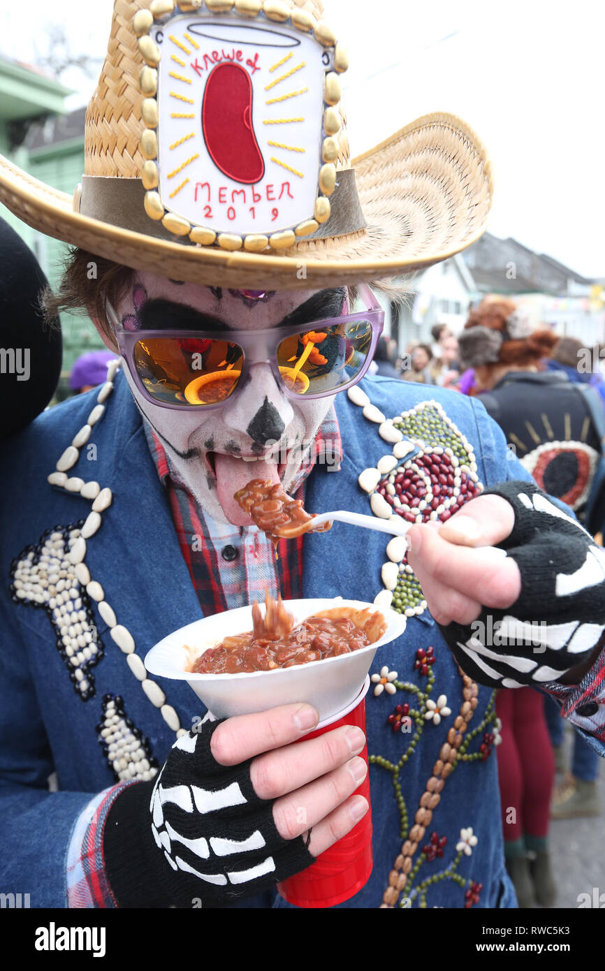 New Orleans, Louisiana, Stati Uniti d'America. 4 Marzo, 2019. Masqueraders con il Krewe di fagioli rossi preservare la tradizione di mangiare una tazza di rosso bens durante il Mardi Gras il 4 marzo, 2019 a New Orleans, Louisiana, Stati Uniti d'America. ( Credito: SEAN I draghetti/Alamy Live News Foto Stock