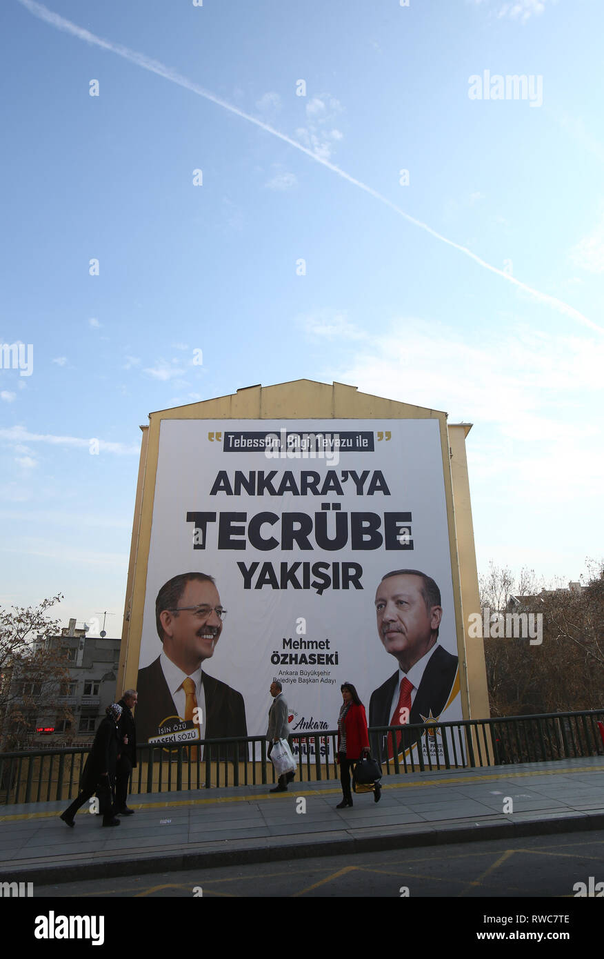 Ankara, Turchia 03,06,2019 AK del partito presidente generale e la Repubblica di Turchia del presidente di Recep Tayyip Erdogan (R) con Ankara mayoral candidate, Mehmet Ozhaseki(L) enormi manifesti elettorali sembrano su Ankara per le strade. Foto Stock