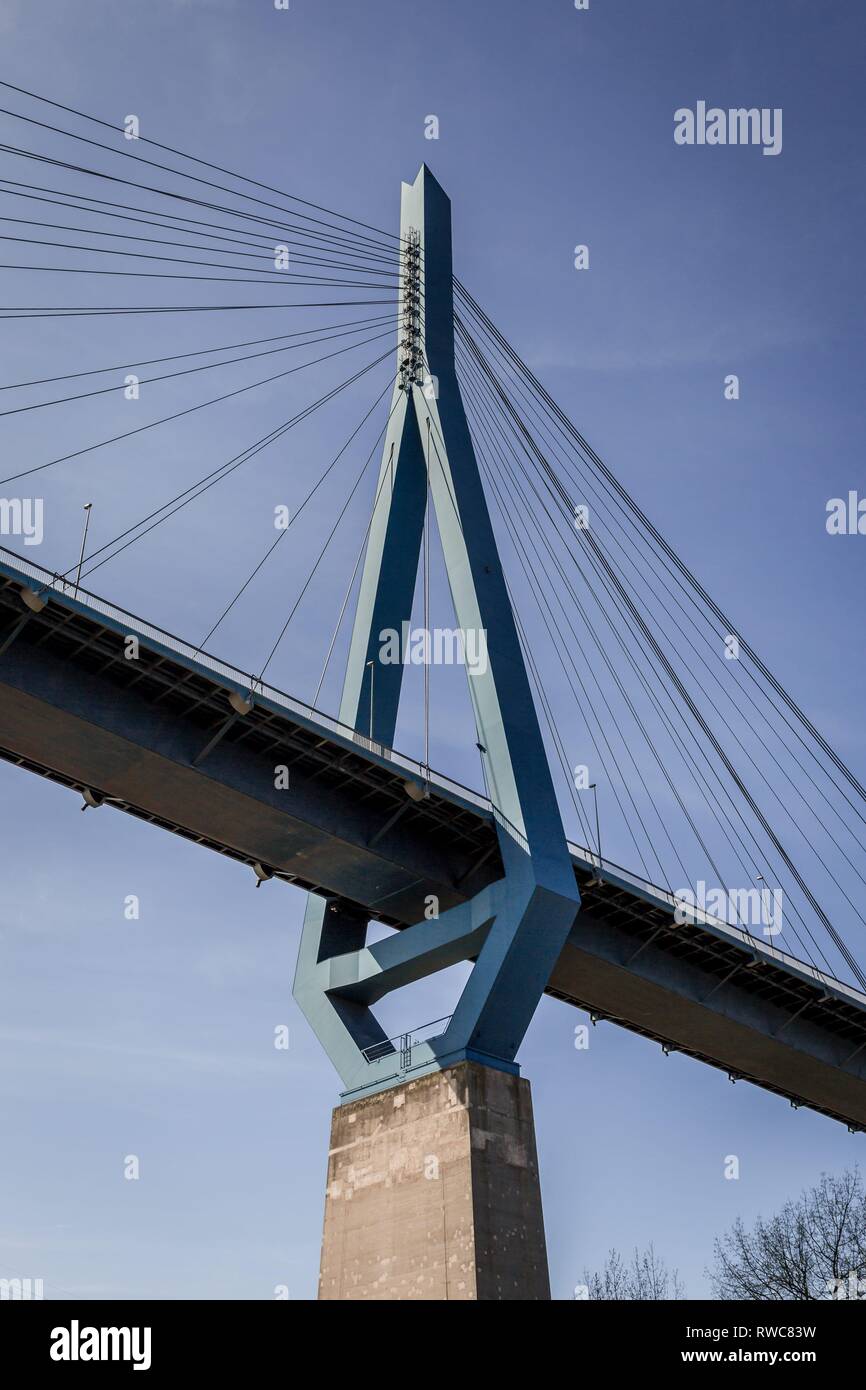 Amburgo, Deutschland. 22 apr, 2018. Il Kohlbrandbrucke, completamento 1974, nella città libera e anseatica di Amburgo si collega l'isola Elba Wilhelmsburg con l'ufficio federale per l'autostrada A7, svincolo Waltershof. Il ponte attraversa il fuoco di cavolo, un braccio del Suderelbe. Dettaglio di uno dei piloni che colpisce dall'acqua. | Utilizzo di credito in tutto il mondo: dpa/Alamy Live News Foto Stock