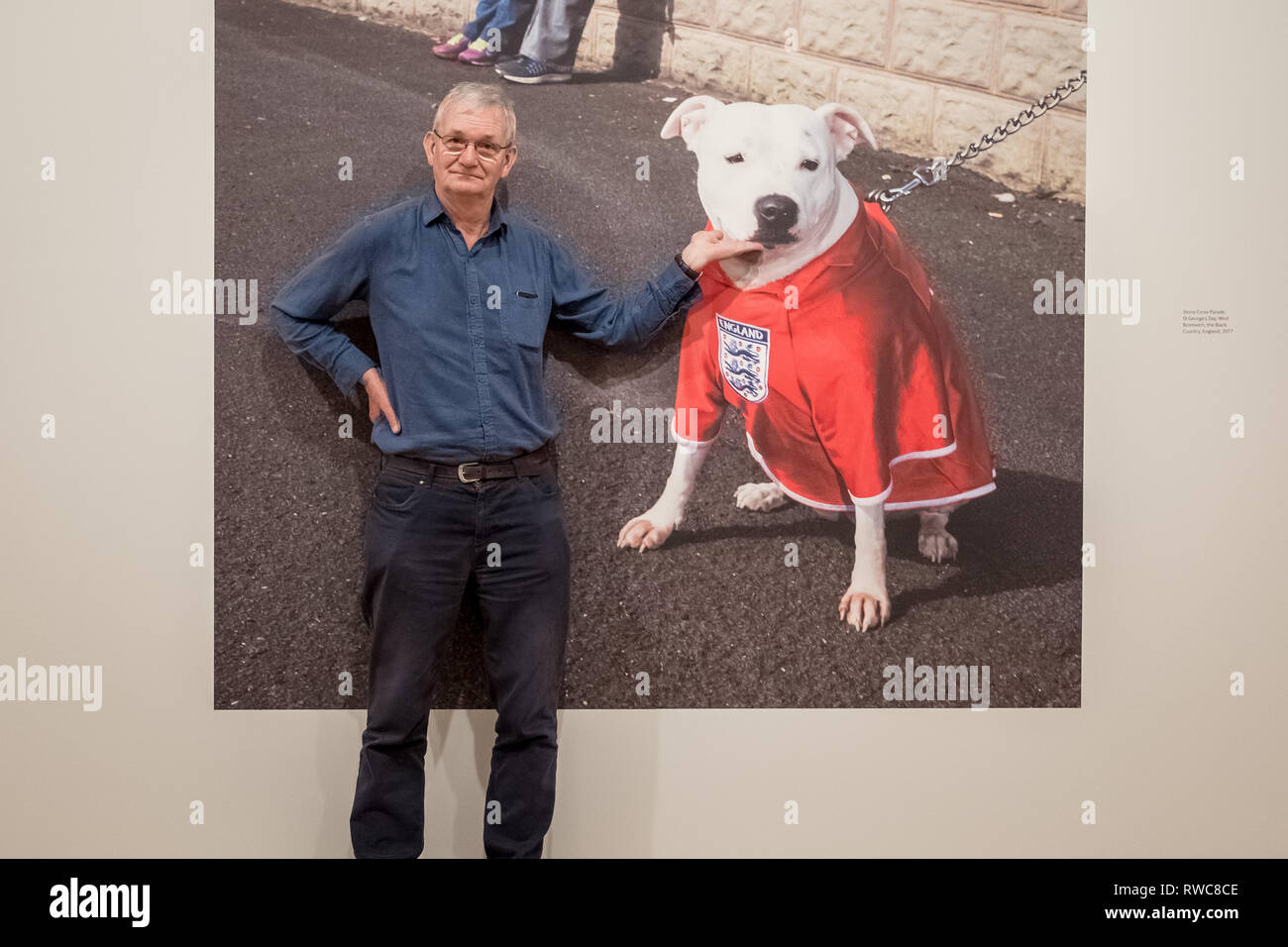 Londra, Regno Unito. 6 Mar, 2019. Martin Parr solo 'umani' mostra presso la National Portrait Gallery che riunisce alcuni di Parr più noto di fotografie con il nuovo lavoro mai esposte prima di concentrarsi su uno dei suoi più soggetti di impegno - le persone. Credito: Guy Corbishley/Alamy Live News Foto Stock