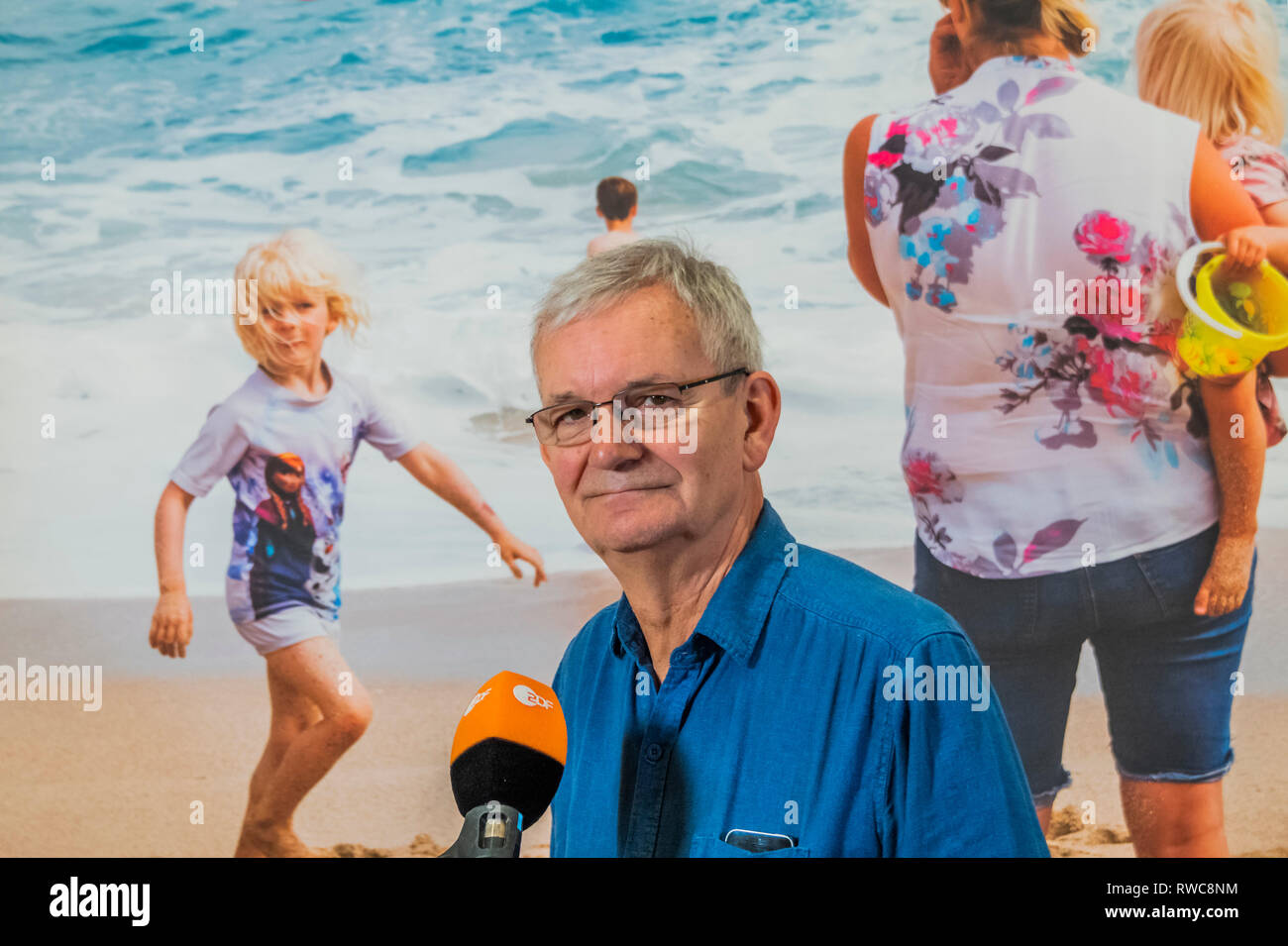 Londra, Regno Unito. 6 Marzo, 2019. Martin Parr viene intervistato di fronte a una spiaggia di scena del suo post refurendum series - Solo umana una nuova mostra da Martin Parr alla National Portrait Gallery di Londra. Esso riunisce alcuni dei suoi migliori fotografie noto con un nuovo lavoro basato su di Parr prendere sul clima sociale a seguito del referendum dell'UE. La mostra va dal 7 marzo - 27 maggio 2019. Credito: Guy Bell/Alamy Live News Foto Stock