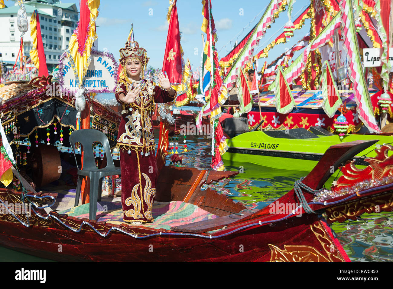 Semporna Sabah Malaysia - Apr 22, 2016 : Bajau lady danza su barca tradizionale chiamato Lepa Lepa decorate con colorfull vela conosciuta come Sambulayang du Foto Stock