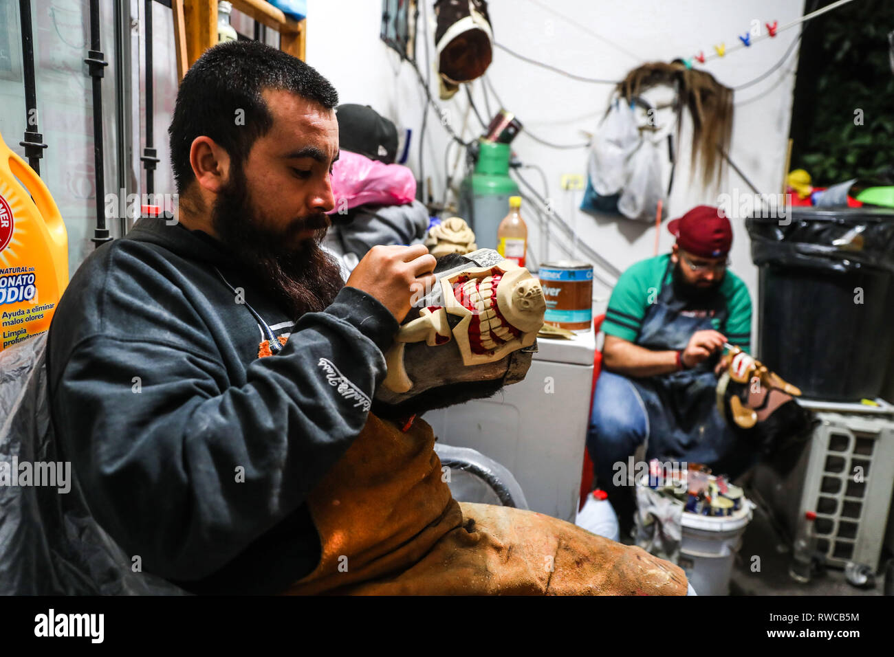 Processo di preparazione e / o la creazione delle maschere artigianali dei farisei per la celebrazione della Settimana Santa a Hermosillo Sonora. Workshop di maschere nel cortile della casa ifonavit nel nuovo Hermosillo suddivisione. (Foto: Luis Gutierrez/NortePhoto.com) proceso de preparación y / o creación de las mascara Artesanales de Fariseos para la celebración de la Semana Santa en Hermosillo Sonora. Taller de Mascara en en patio de una casa de ifonavit en el fraccionamiento nuevo Hermosillo. Foto Stock