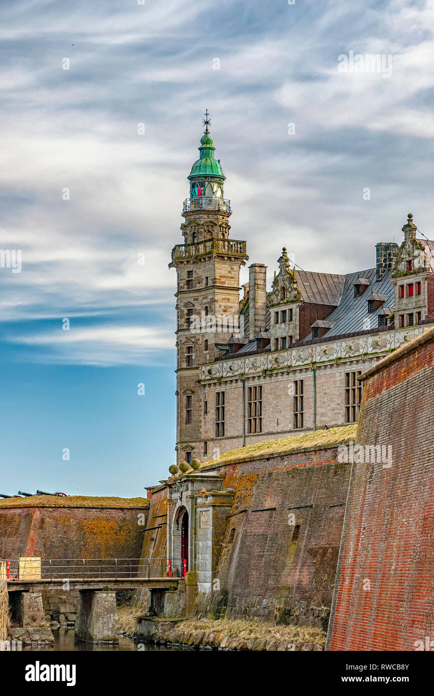 Il Castello di Kronborg reso celebre da William Shakespeare nel suo gioco circa il borgo situato nel porto danese città di Helsingor. Foto Stock