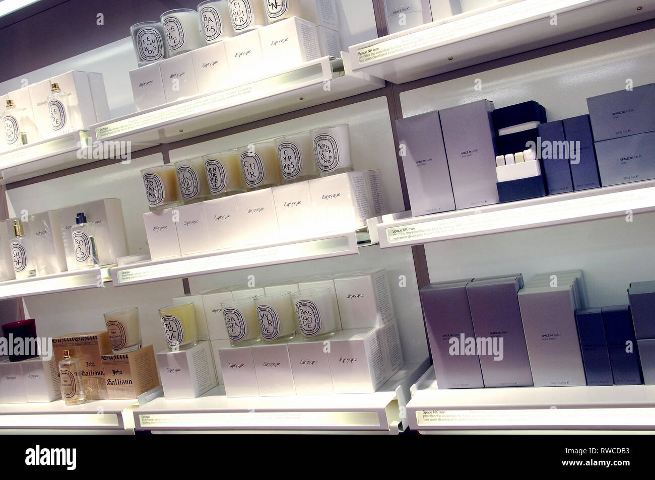 Fragranze e profumi in vendita nello spazio NK Foto Stock