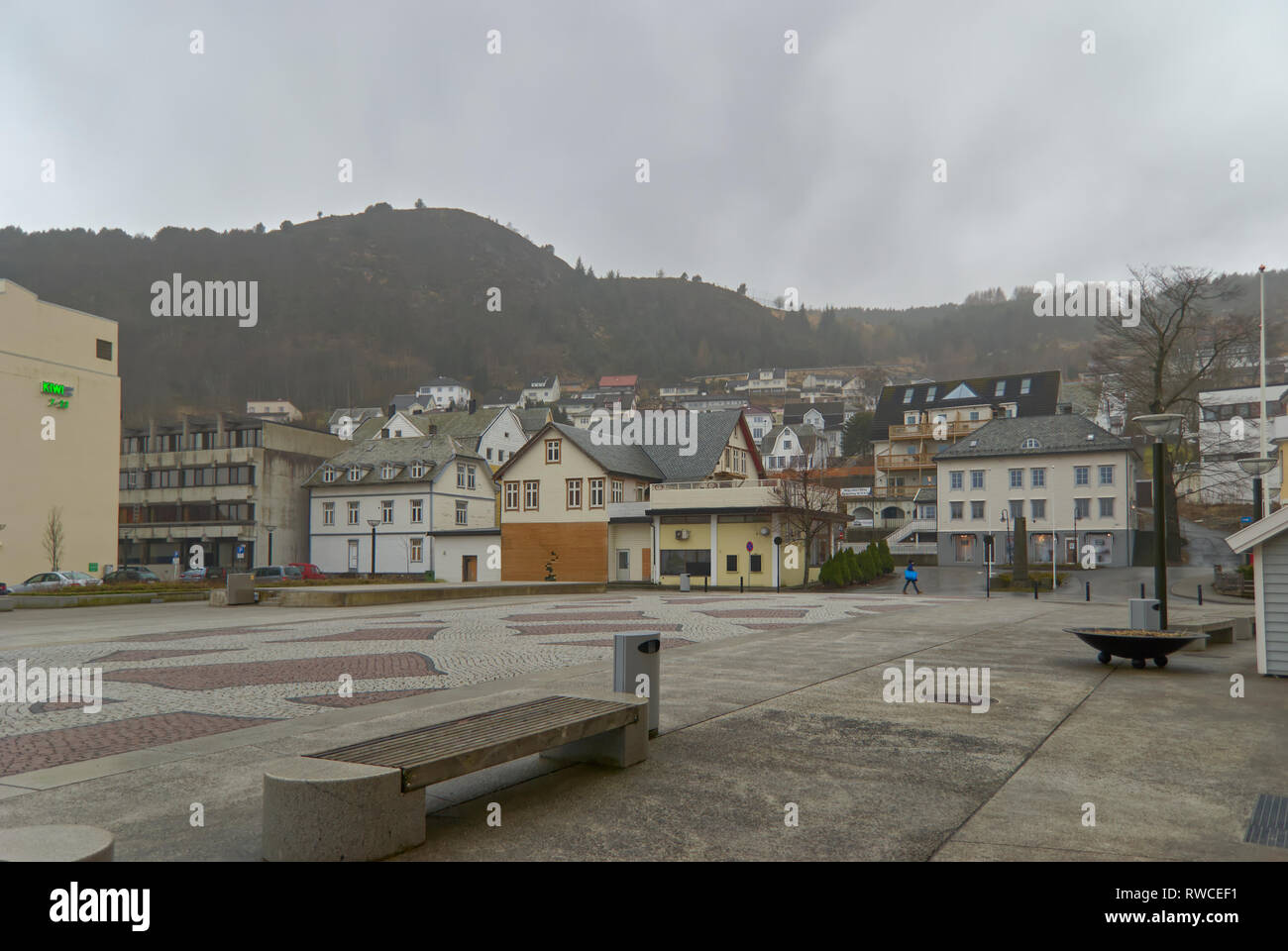 La Piazza presso la banchina del traghetto in Maloy, Norvegia su uno inverni umidi giorno con basse nubi e pioggia. Vagsoy, Sogn andare Fjordane, Norvegia, Foto Stock