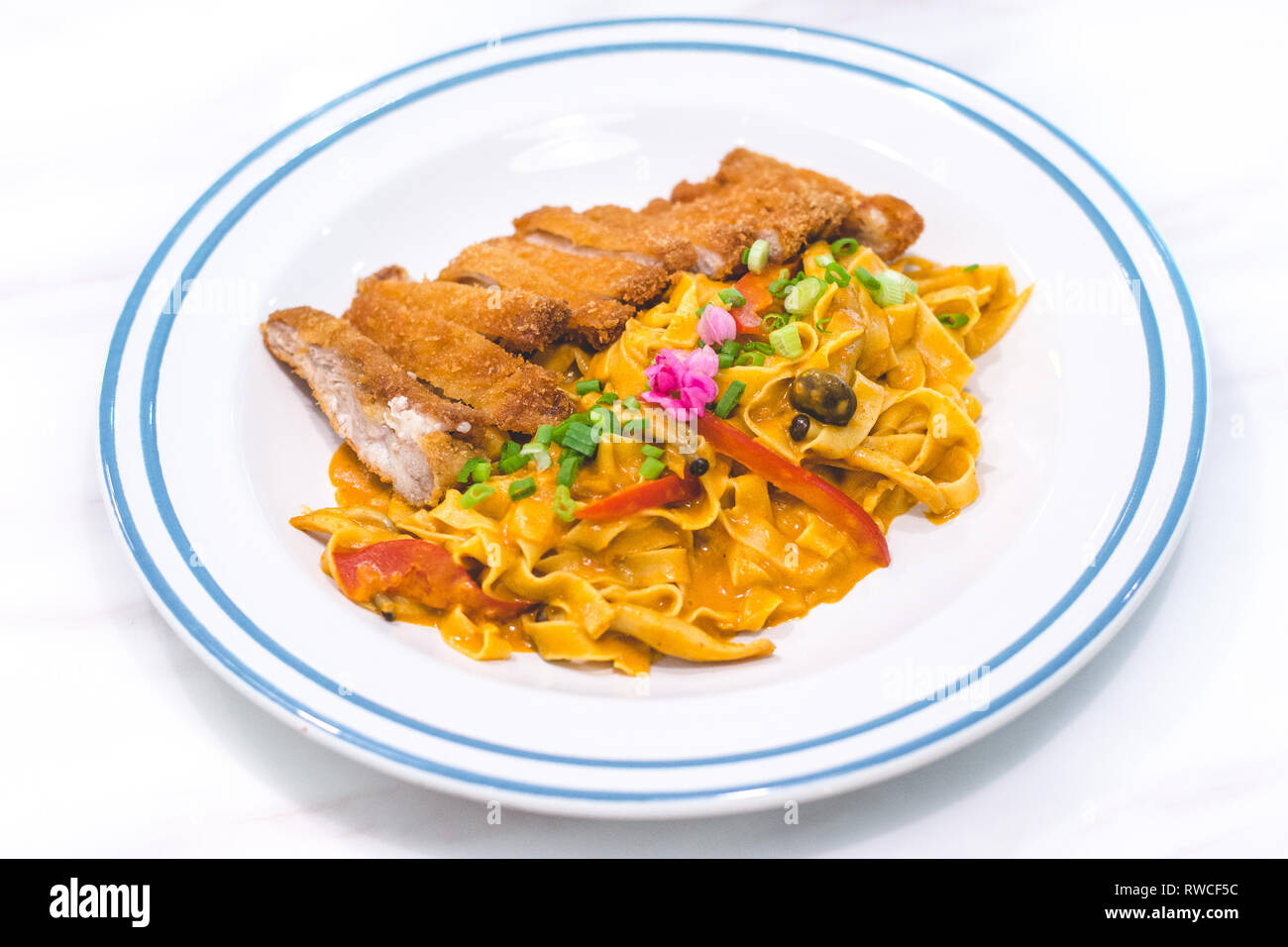 Tagliatelle fatte in casa con Katsu Pollo e curry giapponese Foto Stock