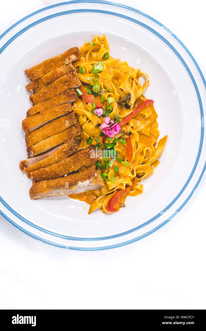Tagliatelle fatte in casa con Katsu Pollo e curry giapponese Foto Stock